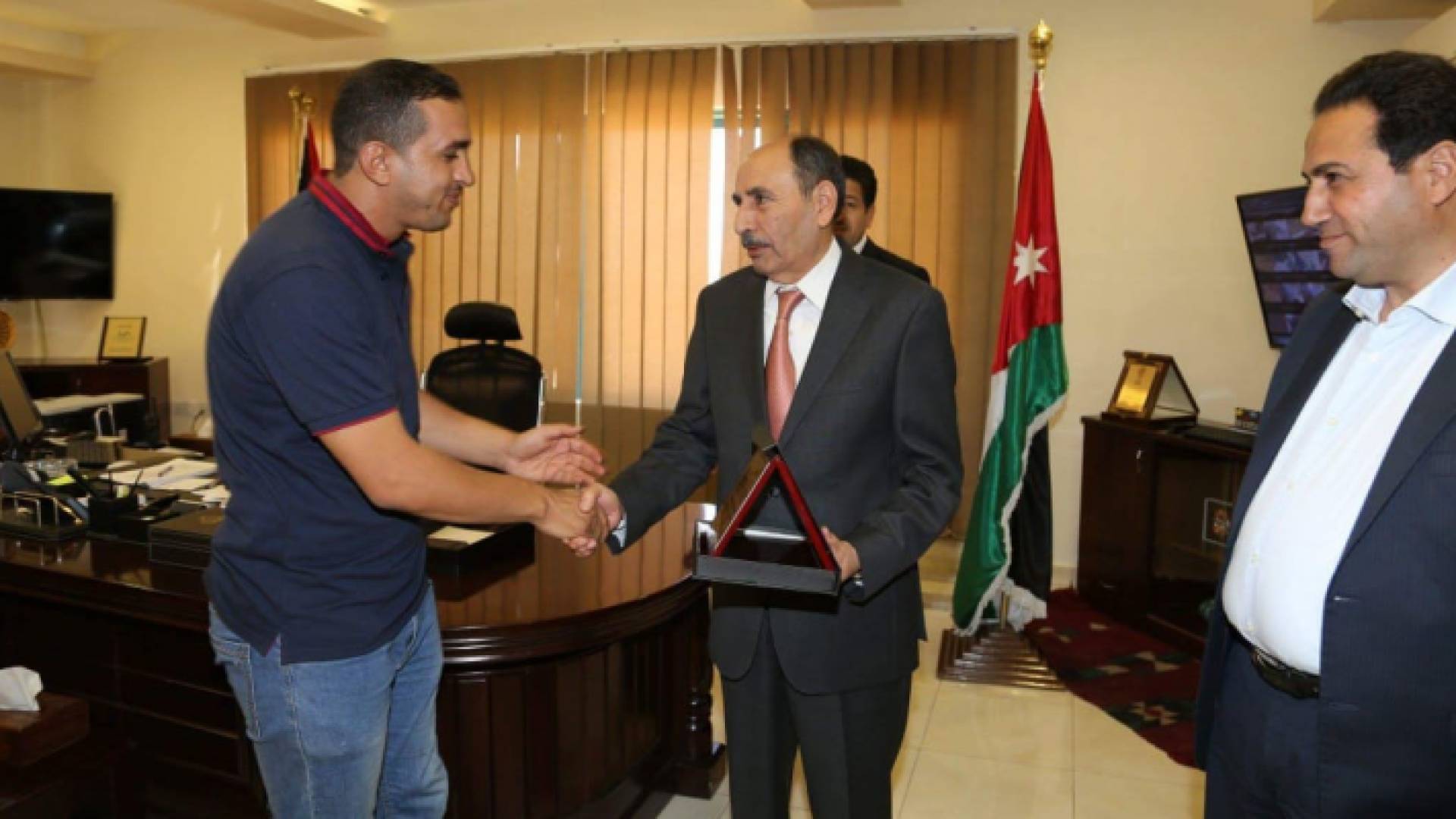 رئيس مجلس مفوضي سلطة إقليم البترا التنموي السياحي المهندس فلاح العموش يكرم الرياضيين المتميزين في البترا