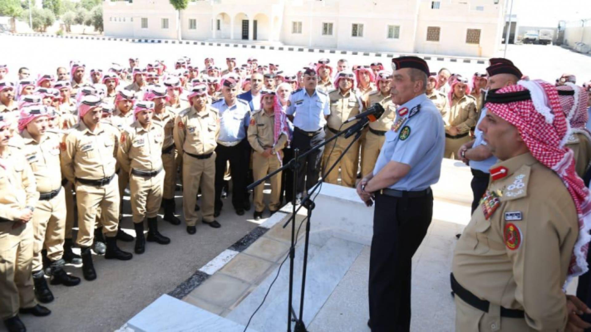 الصورة خلال زيارة قيادة شرطة البادية الملكية