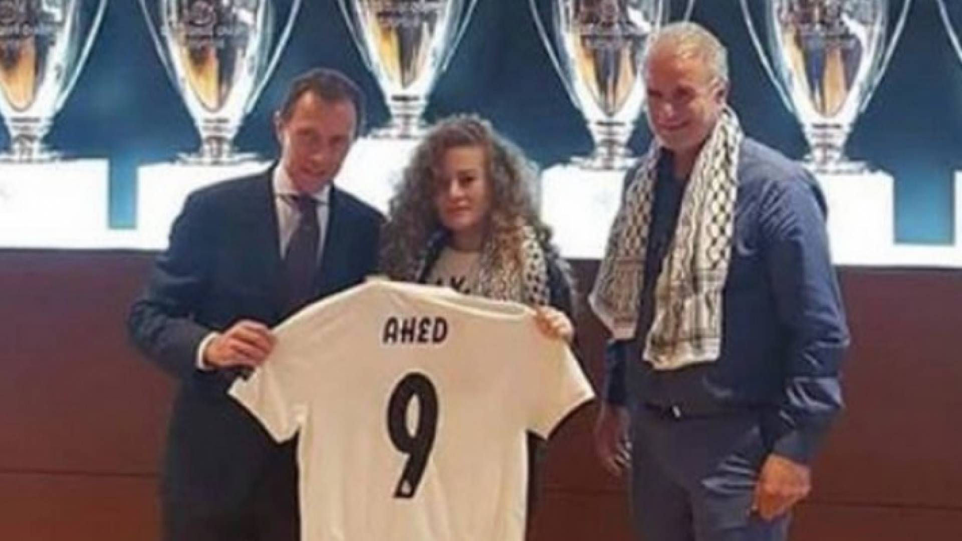 ريال مدريد يكرم الفلسطينية عهد التميمي ويمنحها هدية