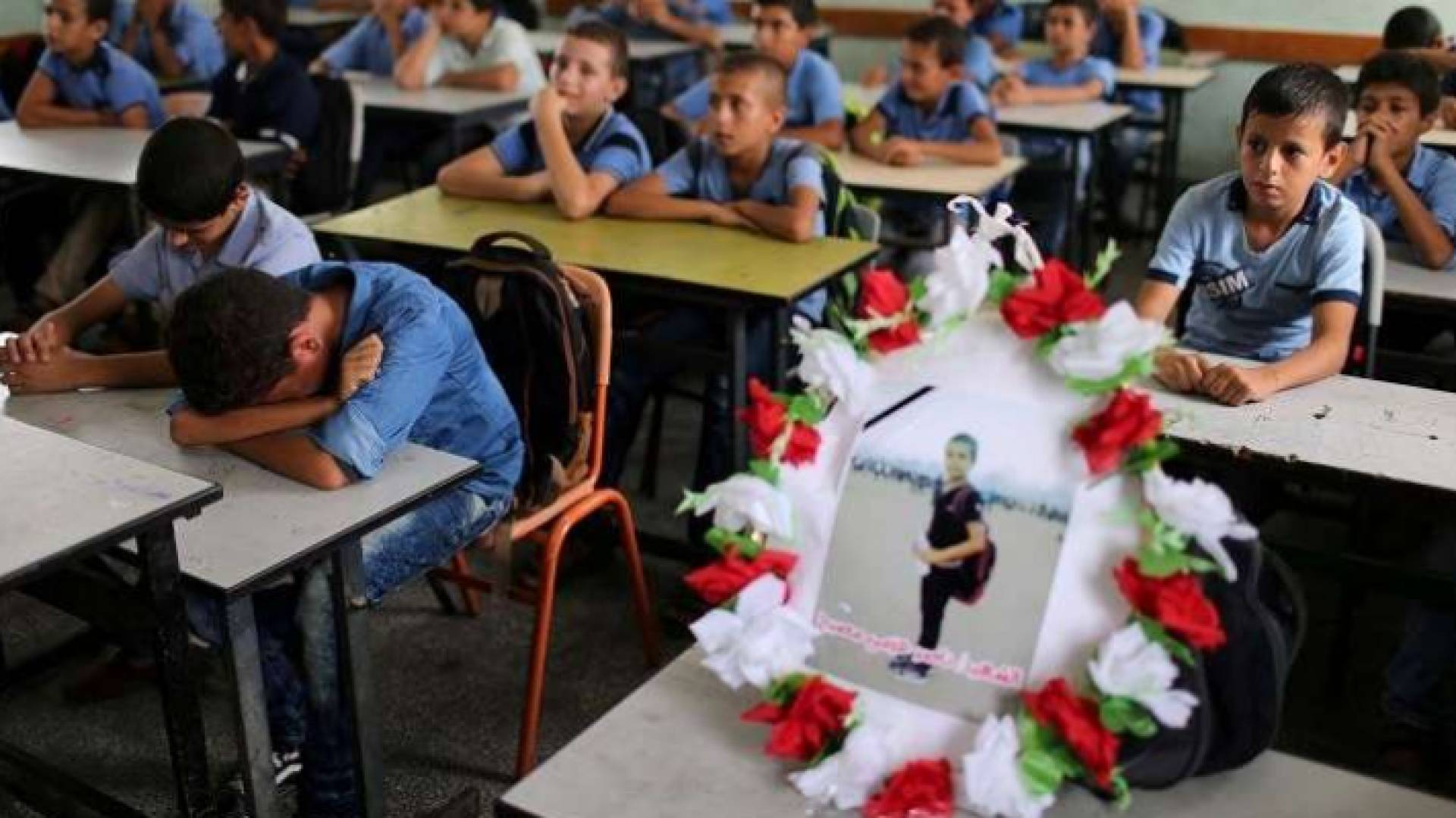 لامذة فلسطينيون يؤبنون زميلهم بشكل مؤثر في غزة