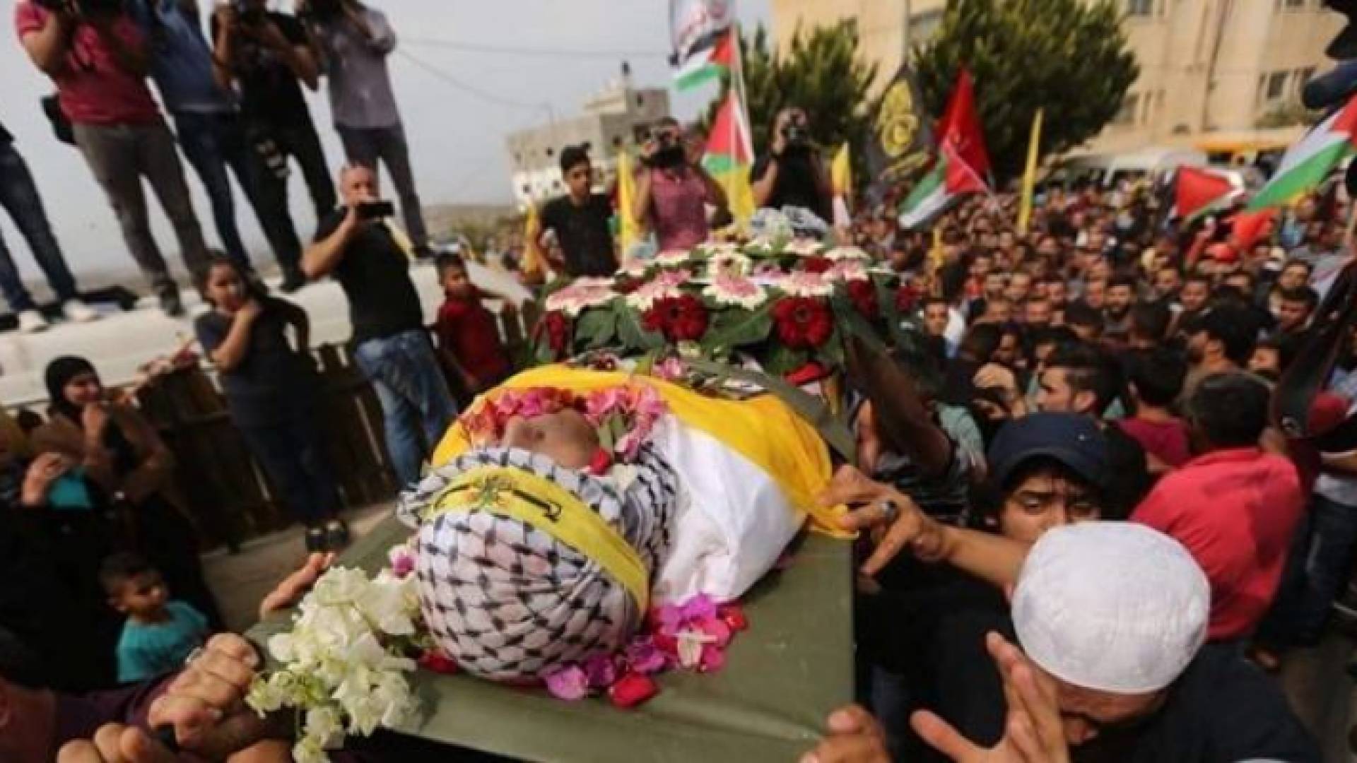 الألاف يشيعون الشهيد الريماوي إلى مثواه الأخير في رام الله