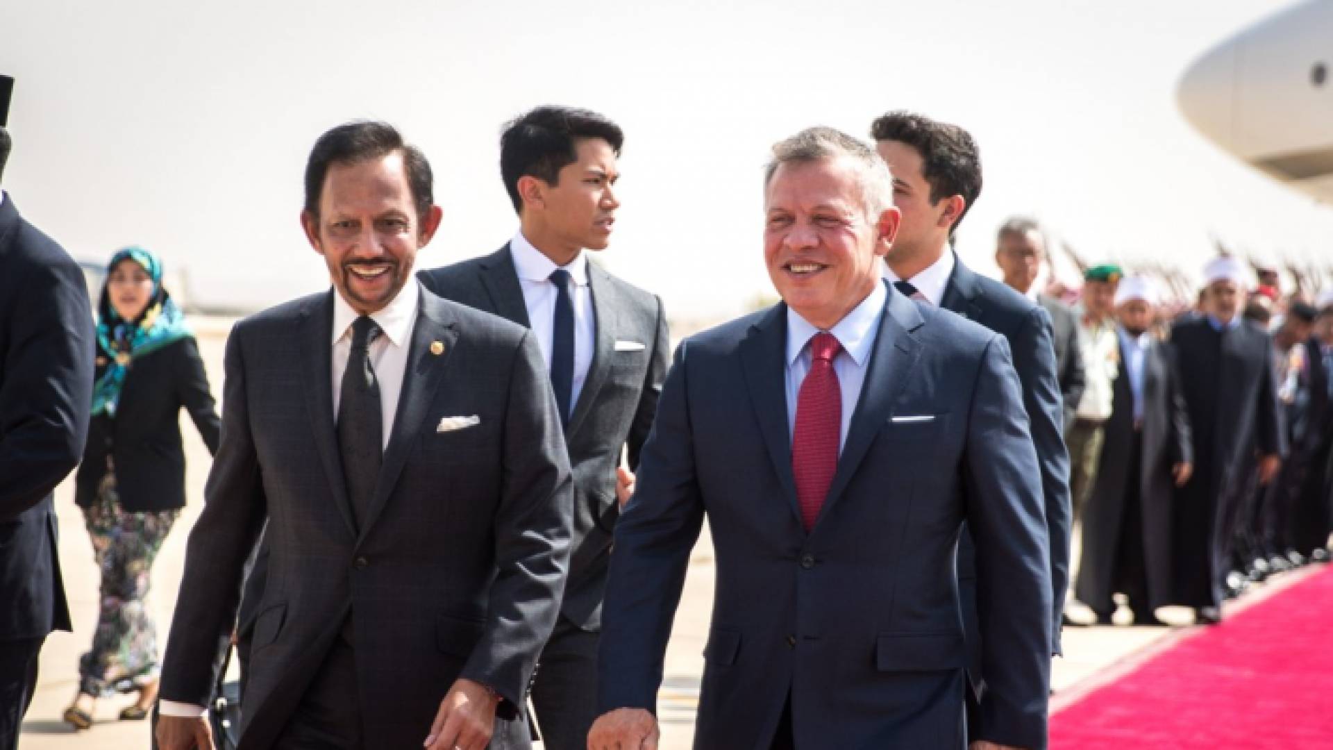 الملك وولي العهد في مقدمة مستقبلي سلطان بروناي لدى وصوله إلى عمان