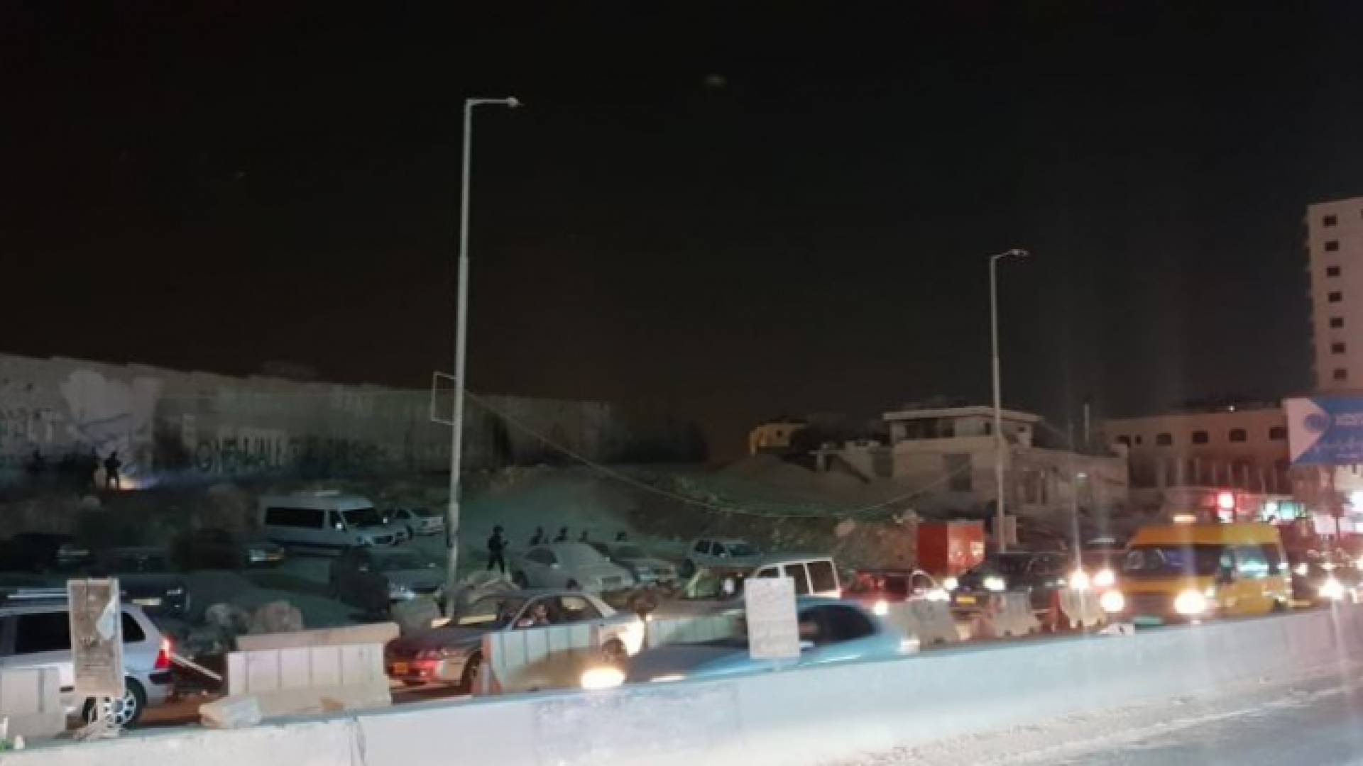 الاحتلال يغلق حاجز قلنديا ويستنفر جنوده