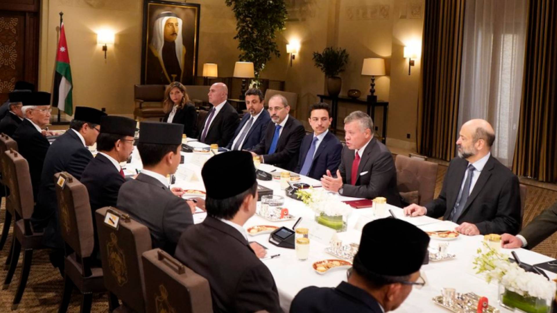 الملك يعقد مباحثات موسعة مع السلطان حاج حسن البلقية