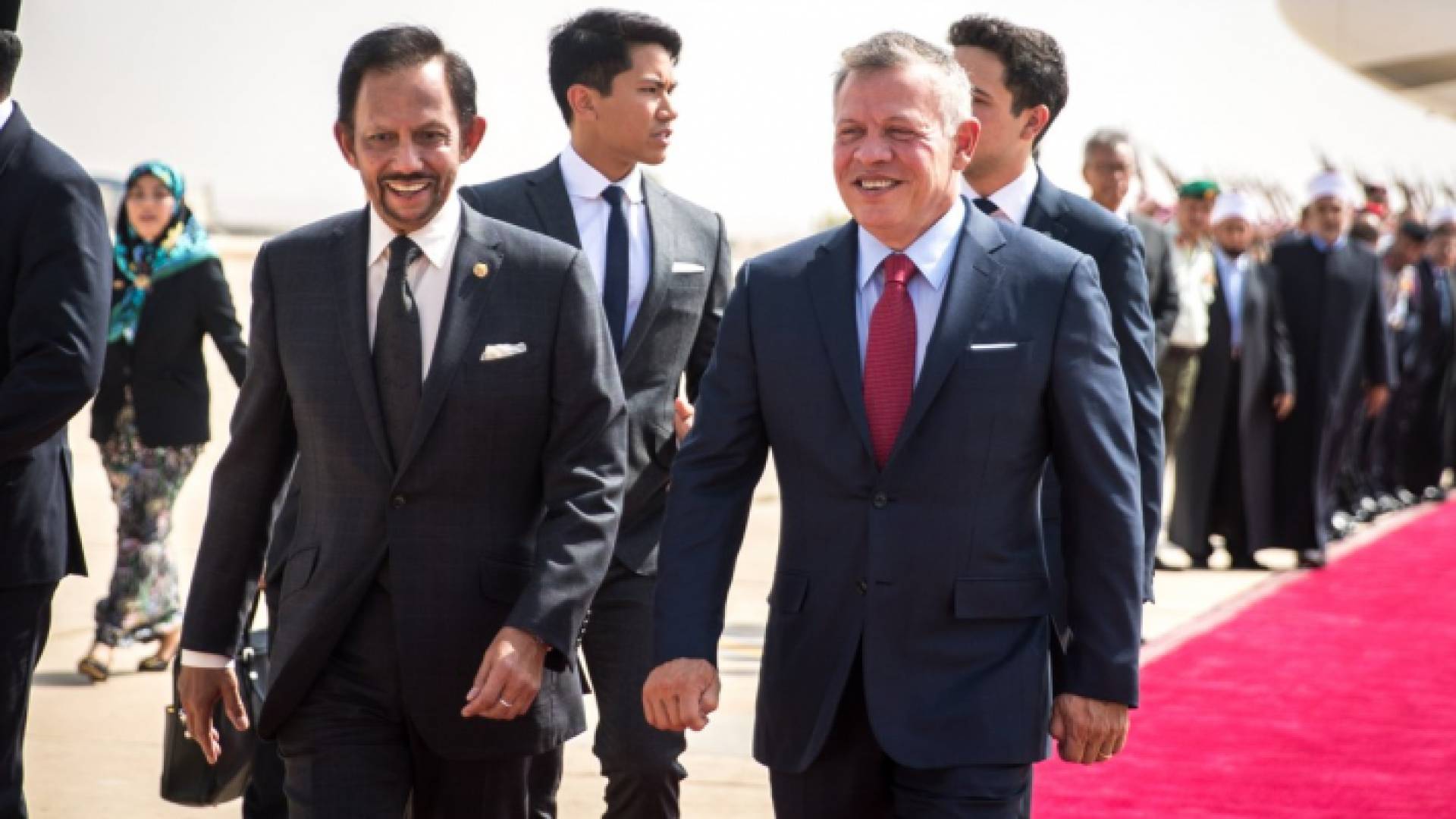 الملك وولي العهد كانا في مقدمة مستقبلي سلطان بروناي لدى وصوله إلى عمان