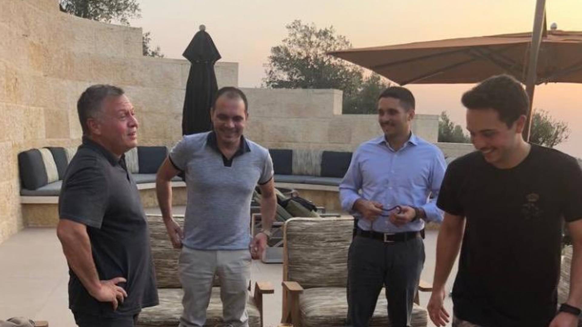 الصورة التي نشرها الامير علي بن الحسين على تويتر