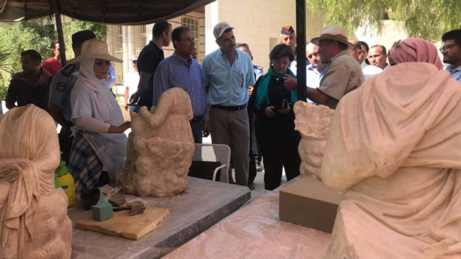 اكتشاف تماثيل أثرية في موقع الحمامات الشرقية بجرش