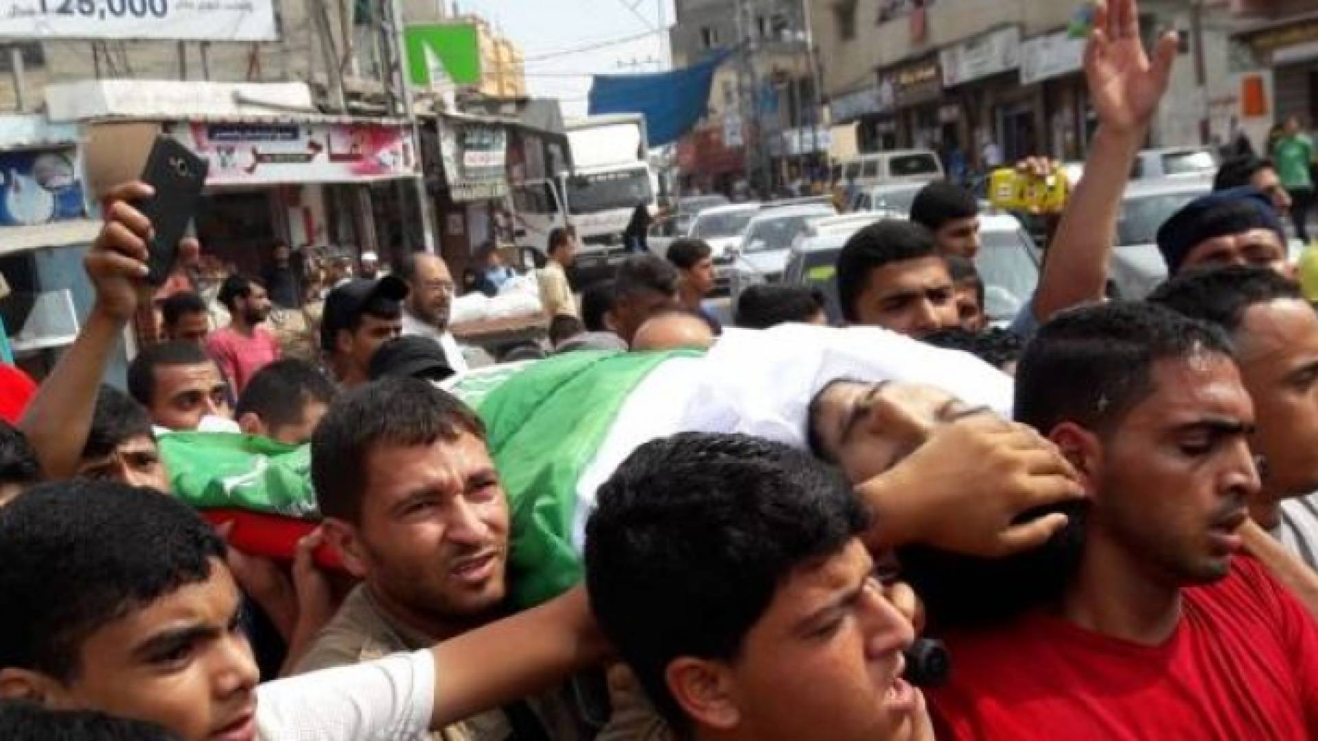 تشييع جثامين 3 شهداء بينهم طفل ارتقوا برصاص الاحتلال بغزة