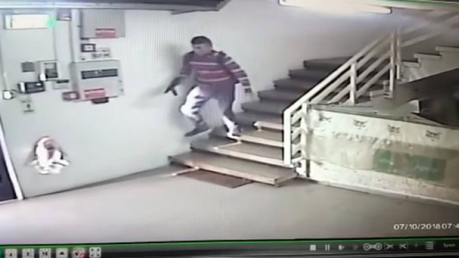 منفذ العملية لحظة خروجه من المصنع