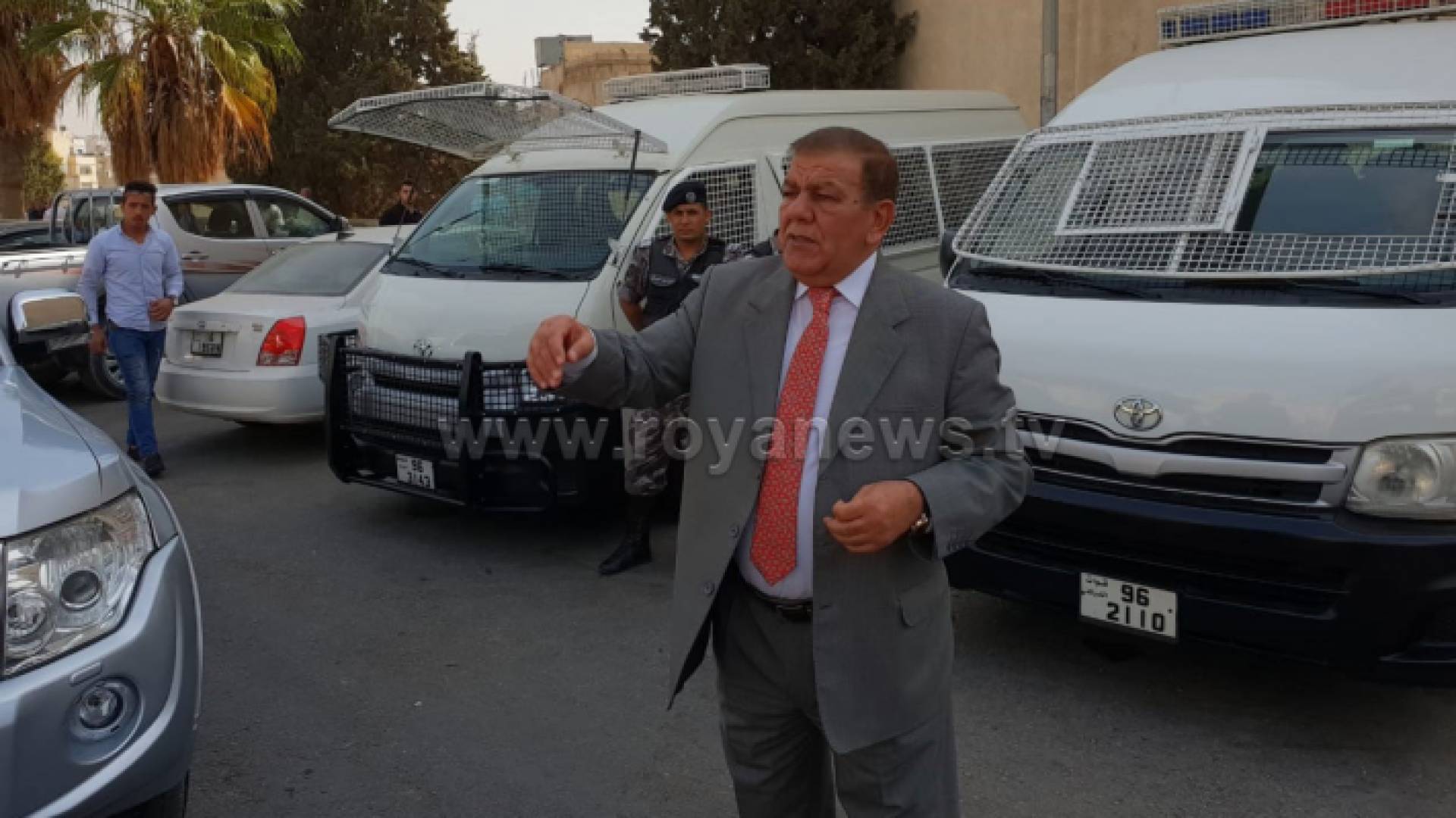 مدير مستشفى البشير الدكتور محمود الزريقات خلال جولته مع محافظ العاصمة