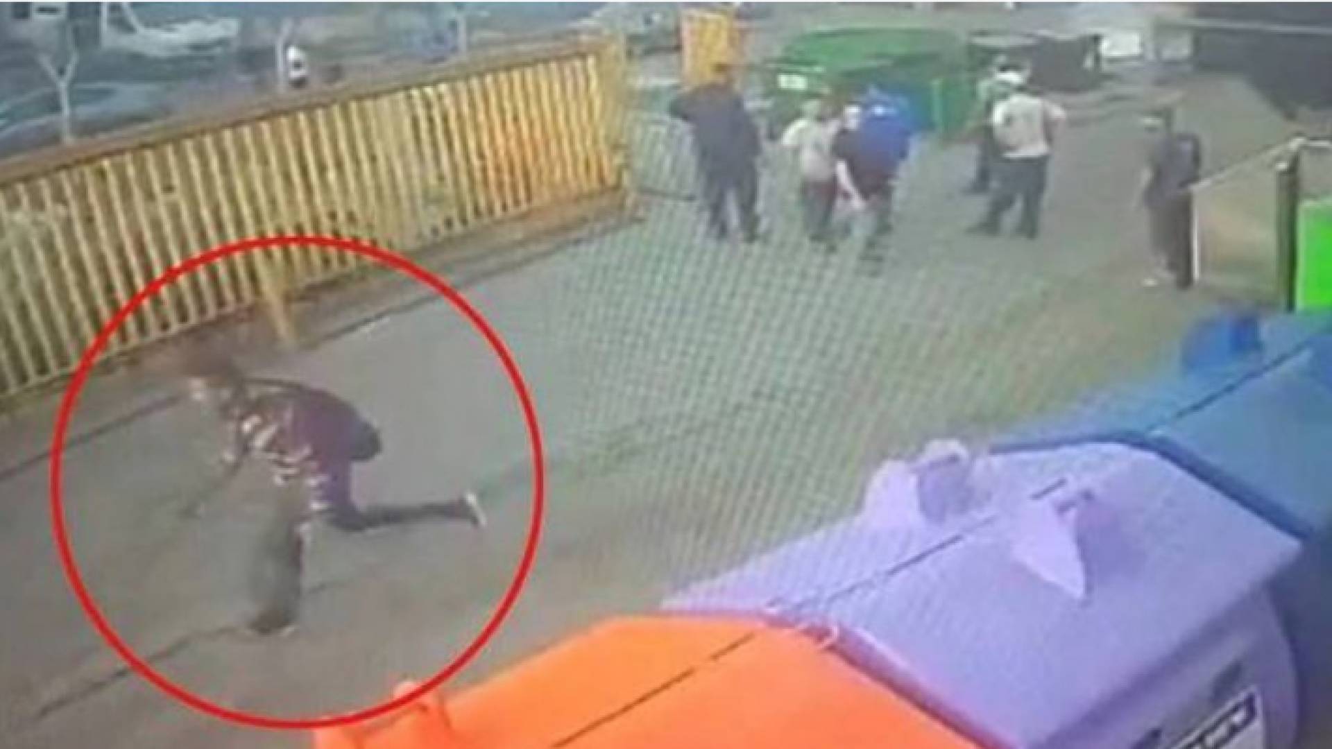 منفذ العملية لحظة خروجه من المصنع