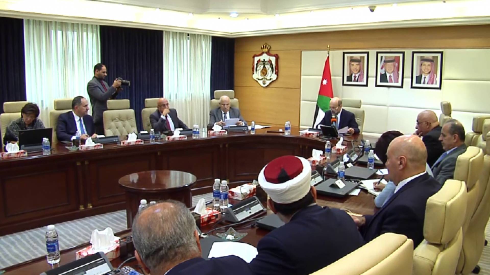 خلال اجتماع الرزاز بالوزراء الجدد