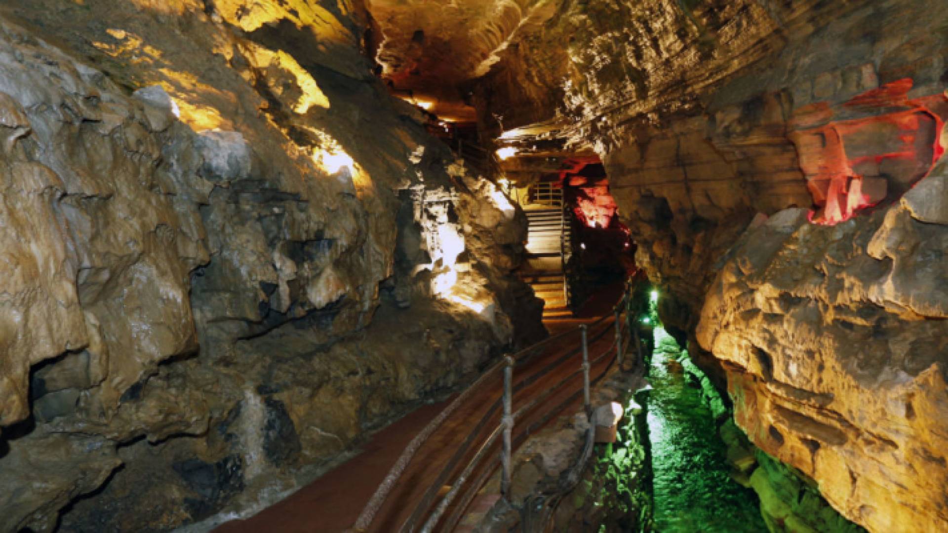 كهف - ارشيفية