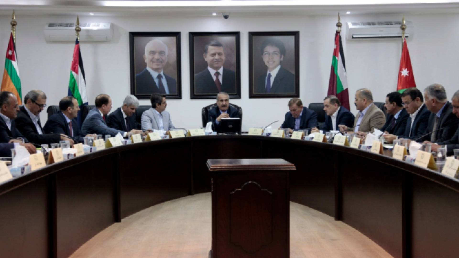 وزير الداخلية يترأس اجتماع في مبنى الوزارة لمحافظي الميدان ومدراء المديريات في مركز الوزارة