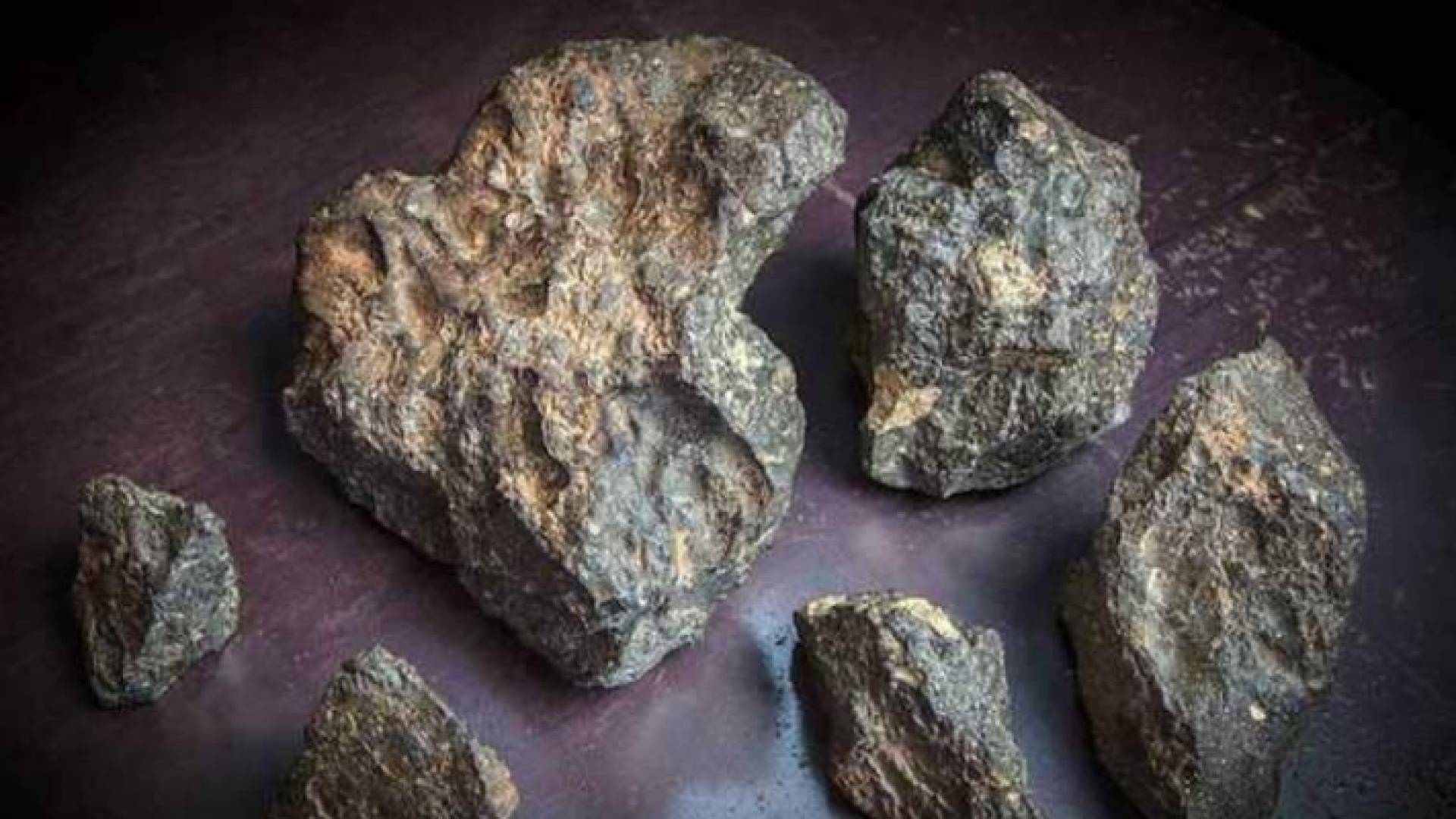 حجر يباع بنصف مليون دولار