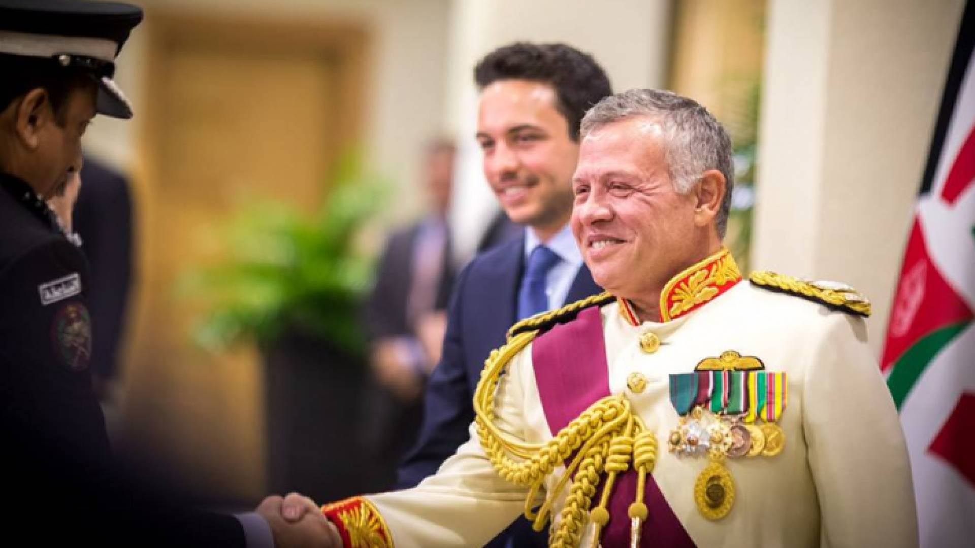 جلالة الملك يصافح أعضاء مجلسي الأعيان والنواب وكبار المسؤولين المدنيين والعسكريين