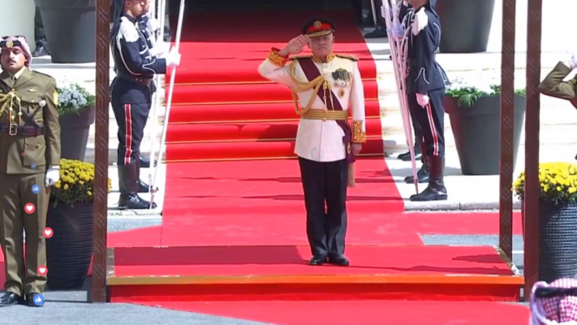 الملك يصل مجلس الأمة لإلقاء خطاب العرش السامي