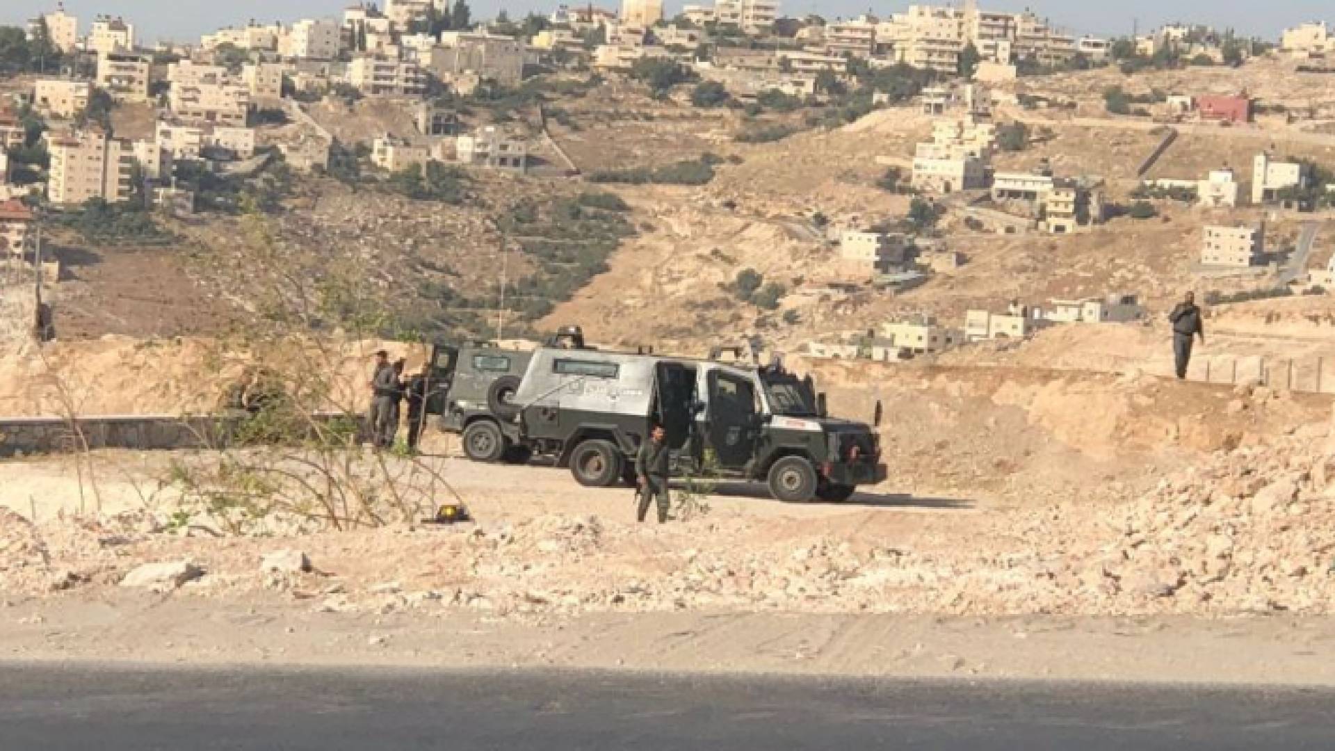 الاحتلال يحاصر الخان الاحمر ويغلق البوابة الرئيسية