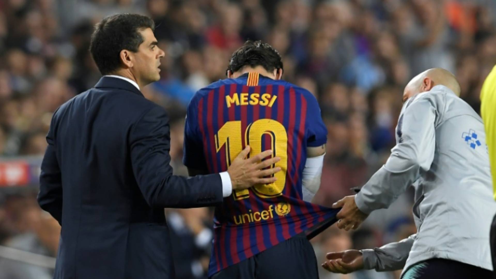 ميسي يخرج مصابا من مباراة فريقه برشلونة واشبيلية