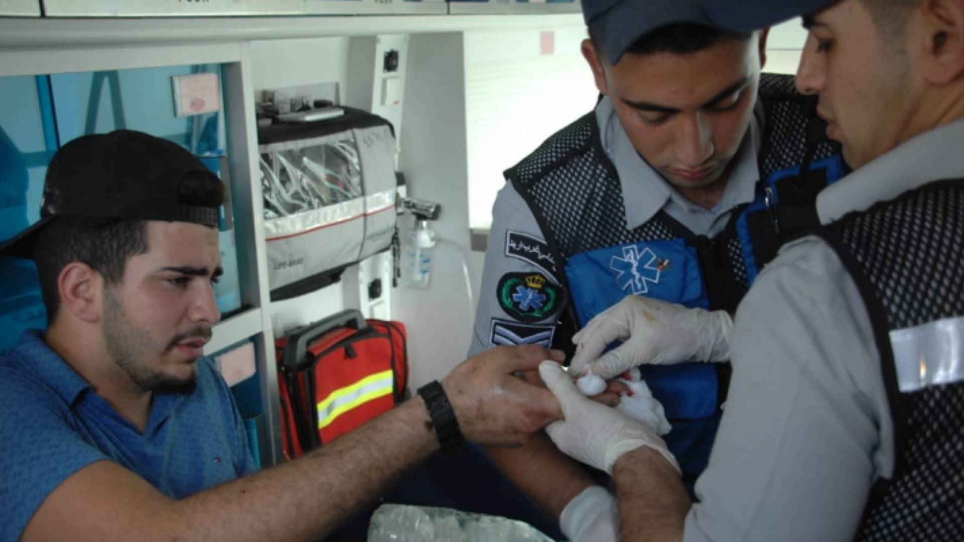 اثناء انقاذ الشخص الذي علقت يده في الماكينة