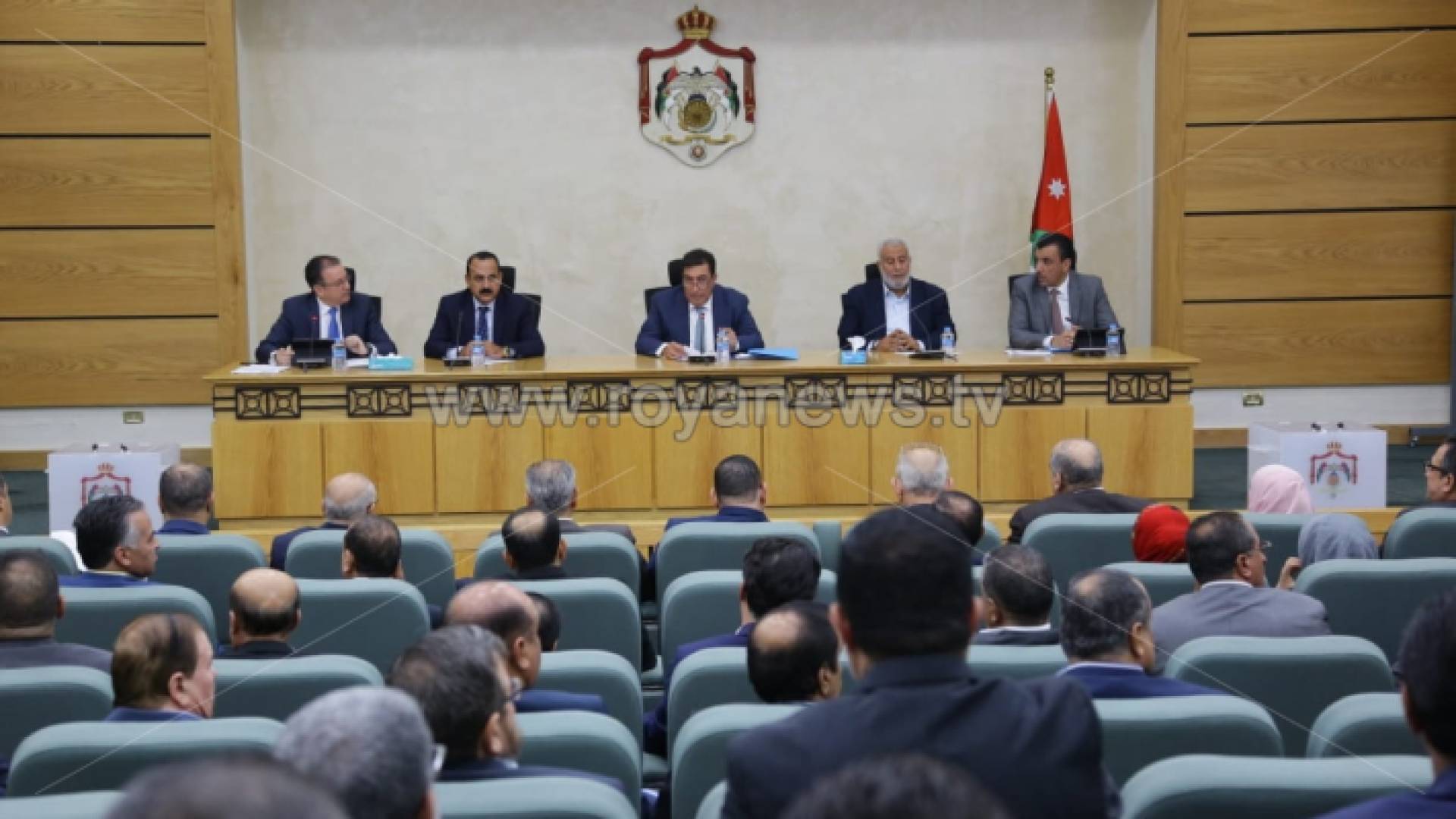 النواب في قاعة عاكف الفايز في المجلس، حيث تعقد جلسات بسبب أعمال الصيانة