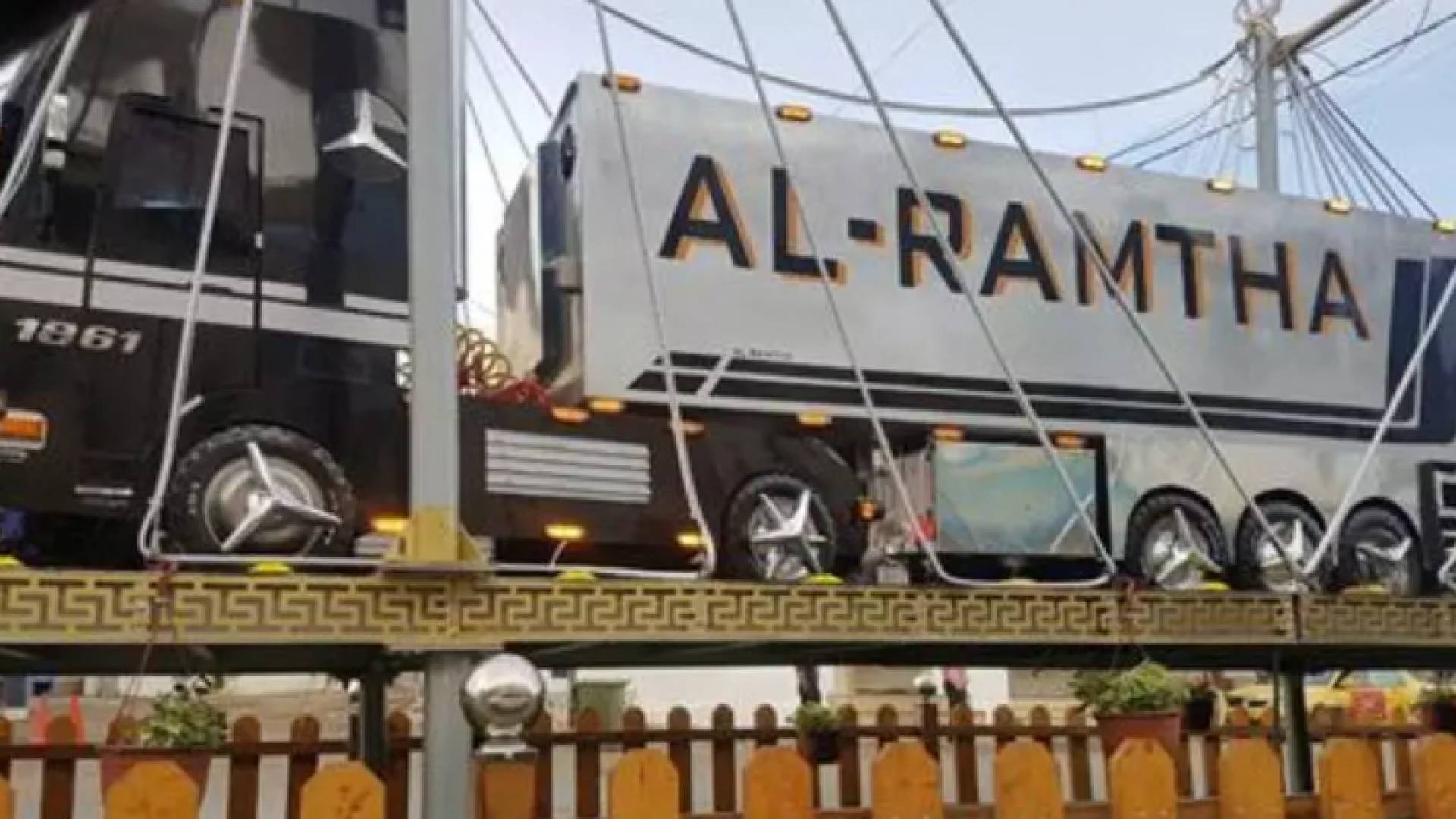 بلدية الرمثا تحتفي بفتح حدود جابر بمجسم شاحنة على الدوار