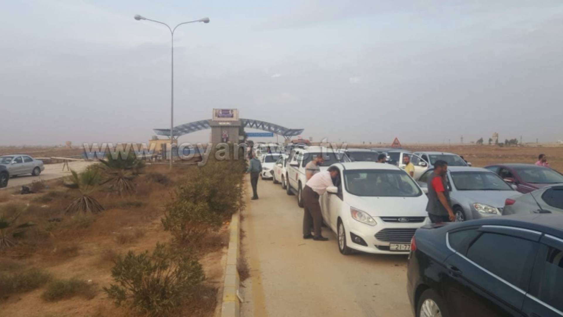 مركبات لأردنيين على الحدود الاردنية السورية - ارشيفية