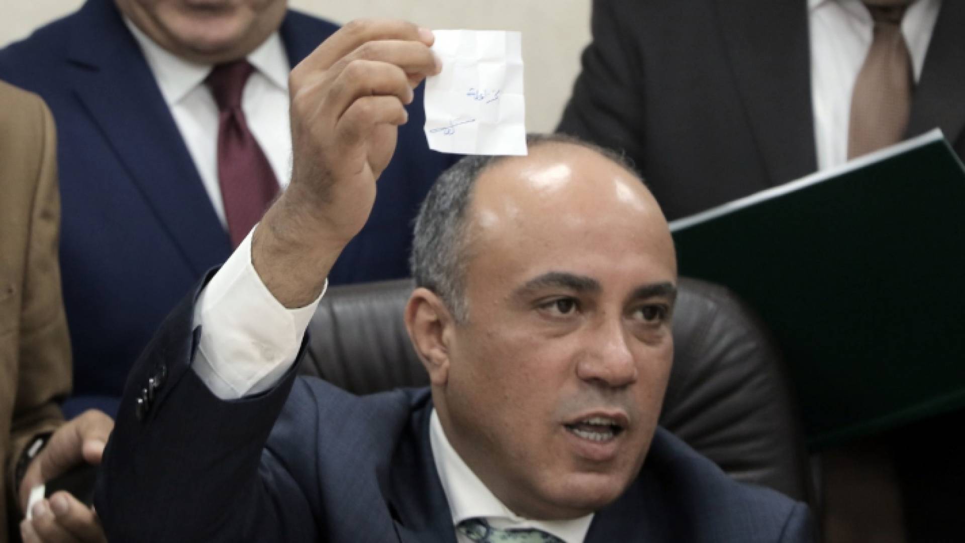 النائب الأول لرئيس المجلس الدكتور نصار القيسي خلال جلسة الاثنين