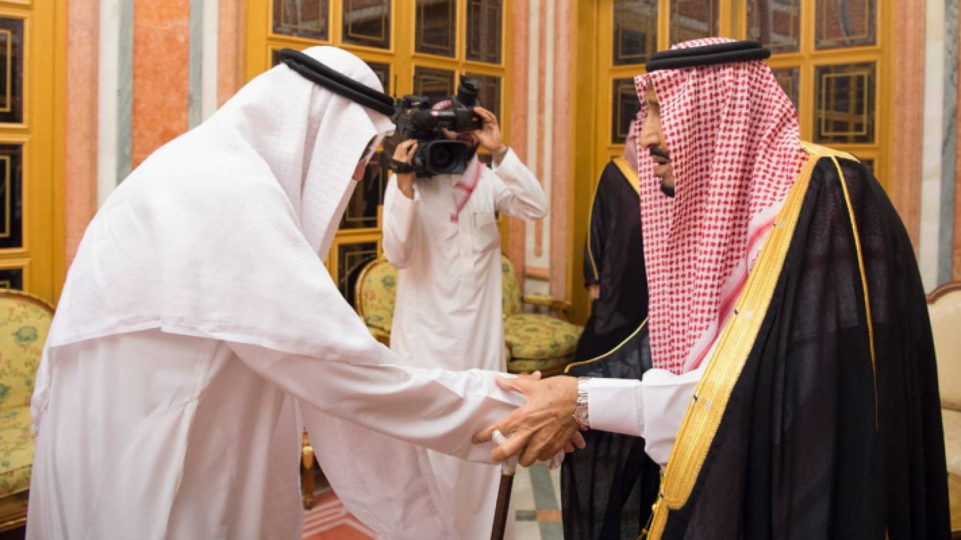 الملك سلمان وولي العهد يستقبلان أفرادا من عائلة خاشقجي