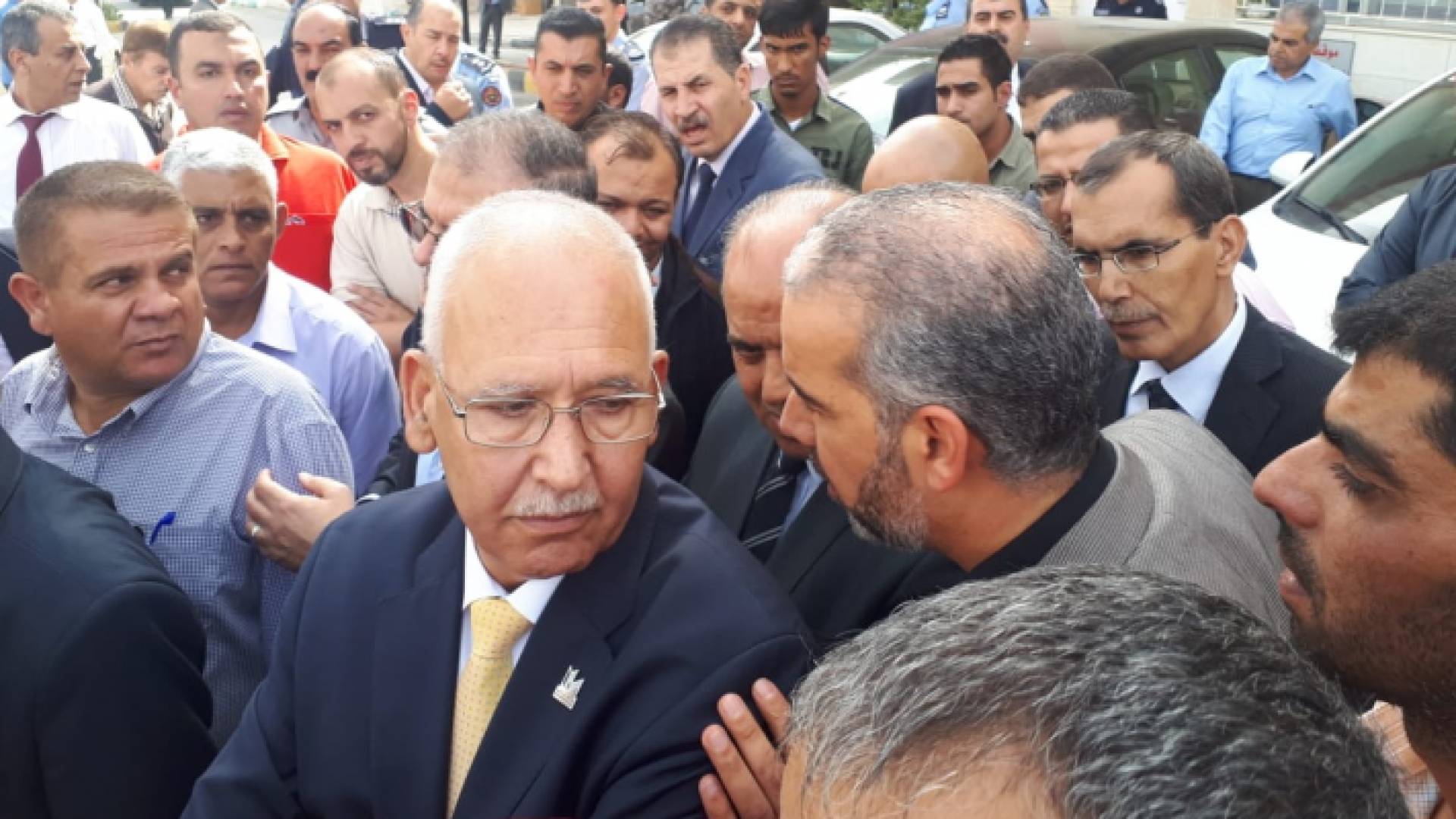 نقيب المهندسين مع المعتصمين في ساحات وزارة التربية