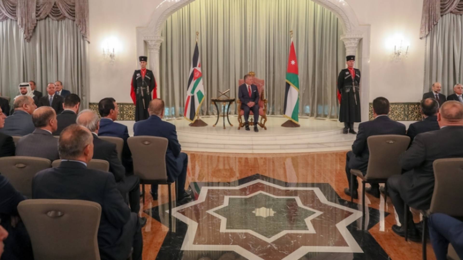 الملك يستمع إلى رد مجلس الأمة على خطاب العرش السامي