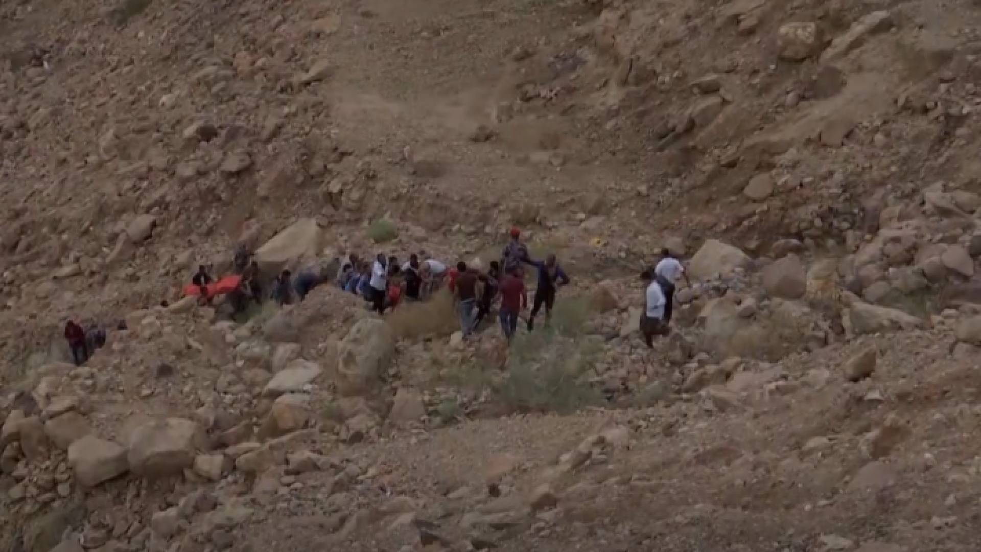 انتشال الضحايا جراء الانهيار في البحر الميت