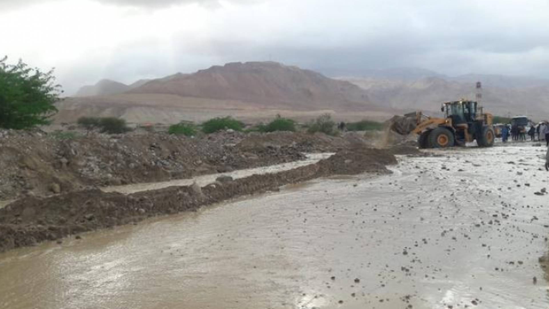 صورة للانهيارات التي تسببت باغلاق الطريق