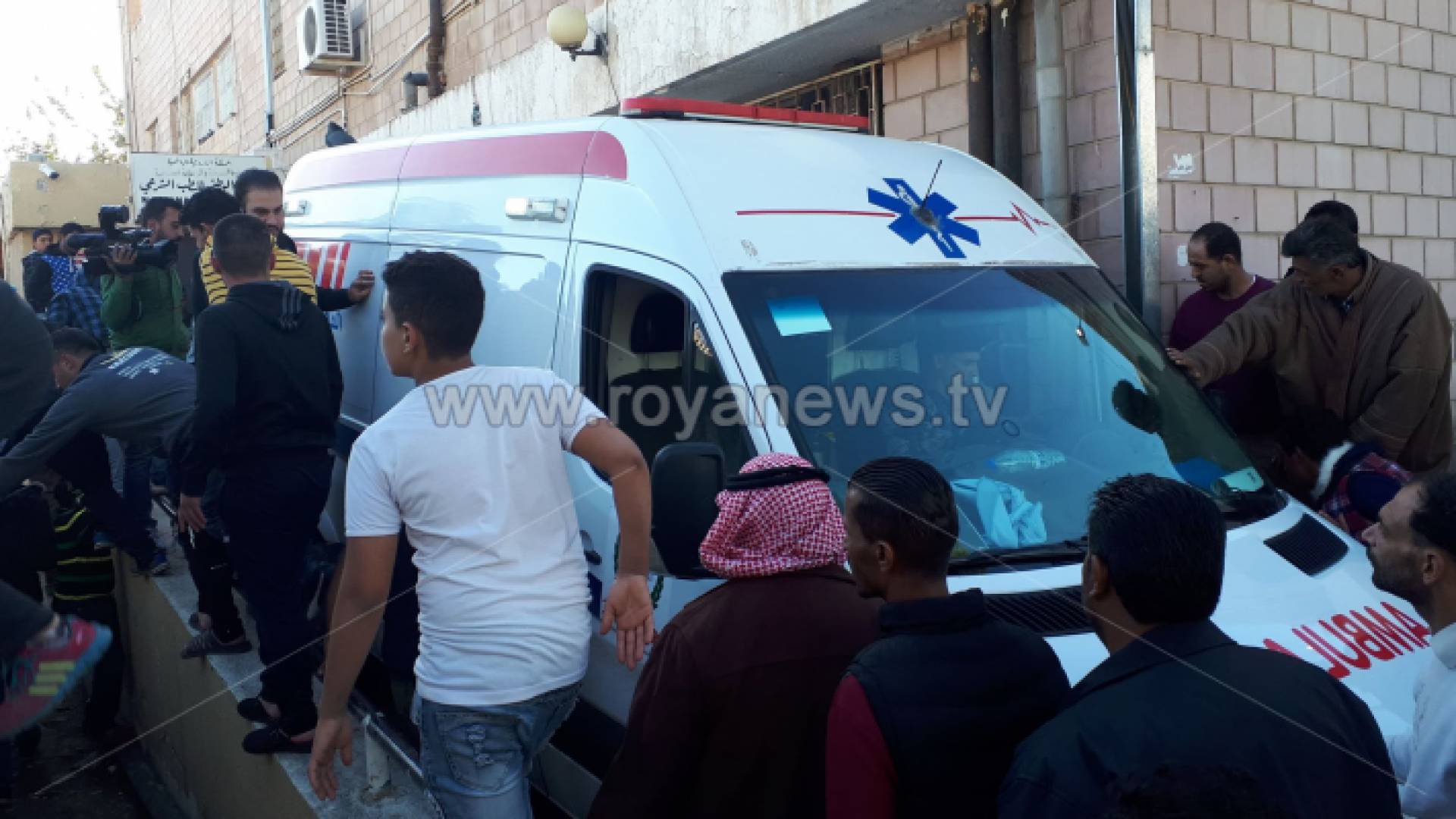 وصول إحدى ضحايا حادثة البحر الميت الى مركز الطب الشرعي