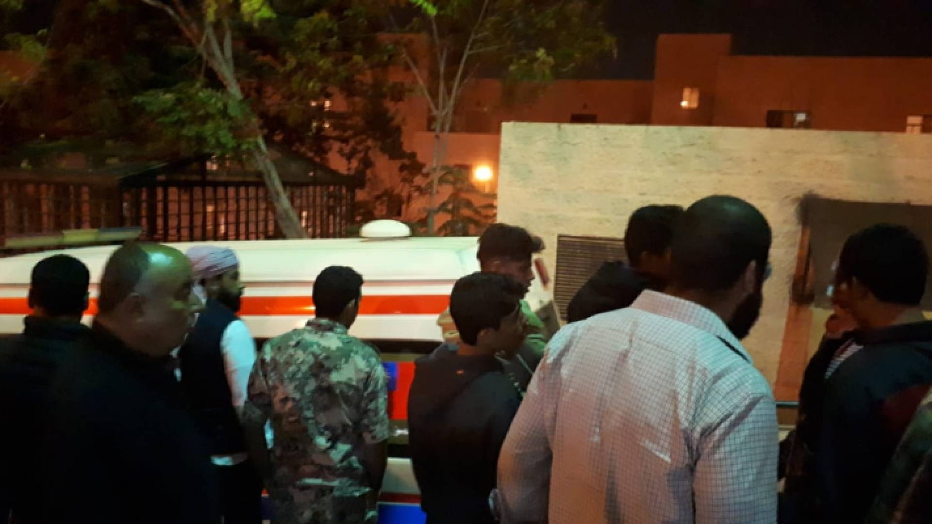 اهالي الضحايا ينتظرون استلام جثة أبنائهم