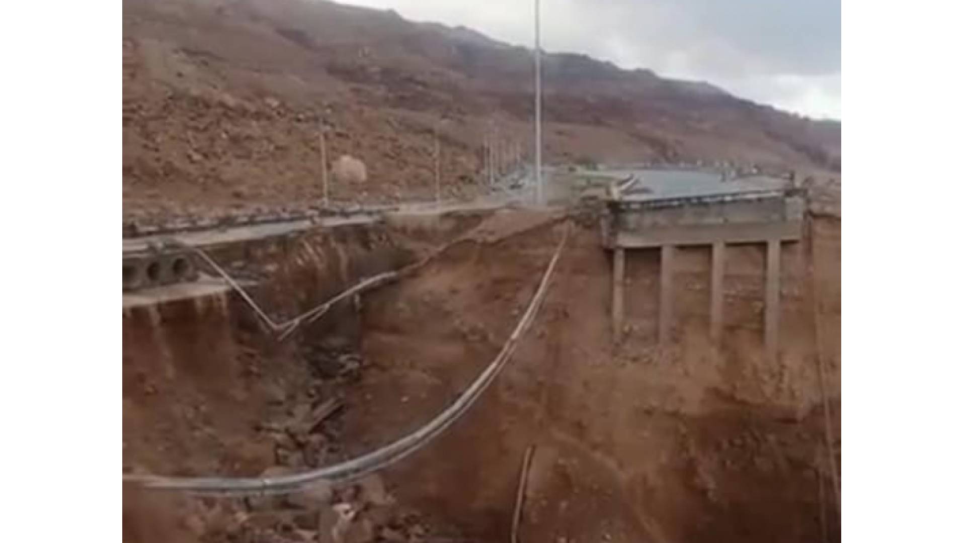 صورة لانهيار الجسر