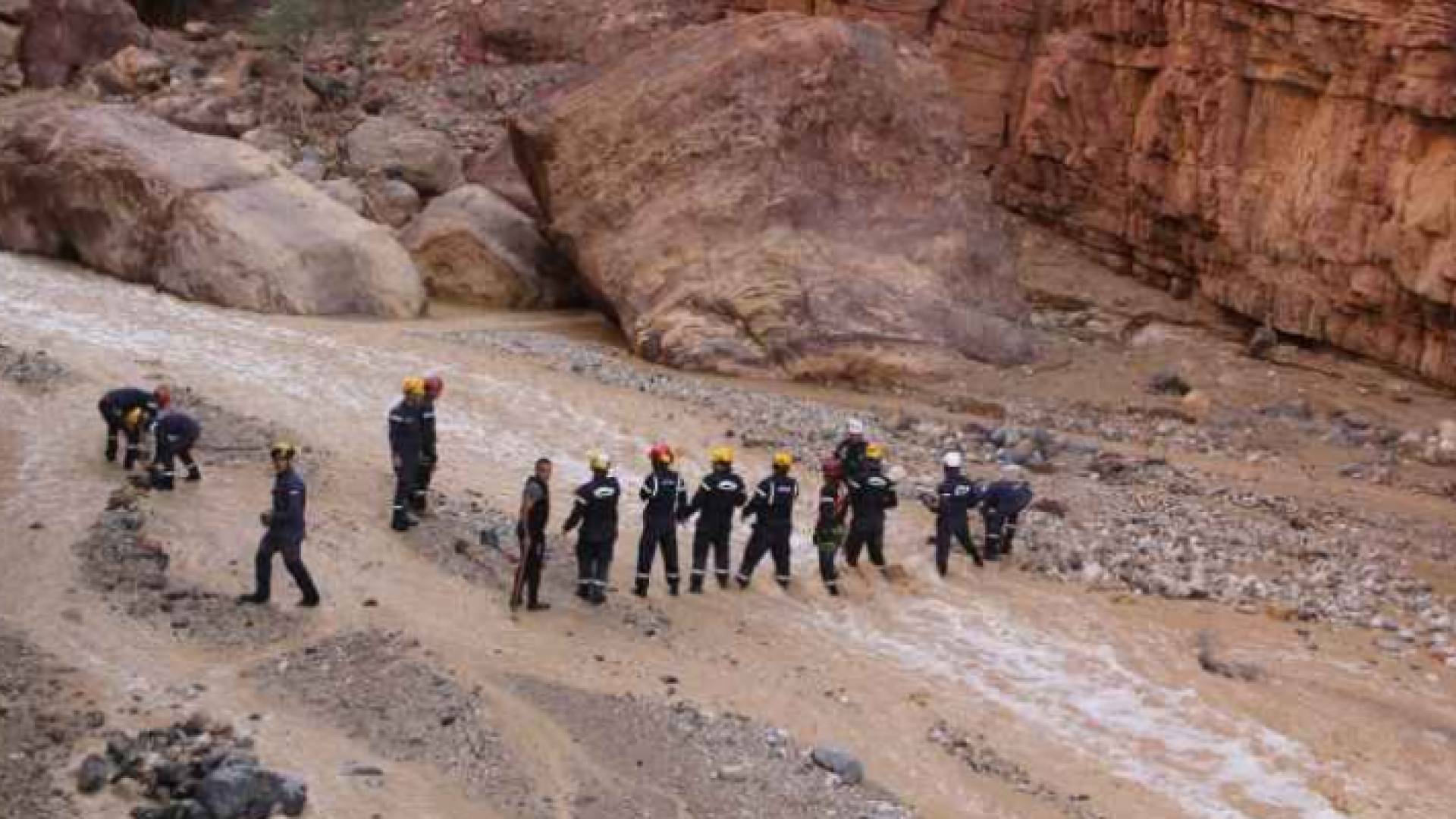 فرق الدفاع المدني تواصل عمليات البحث