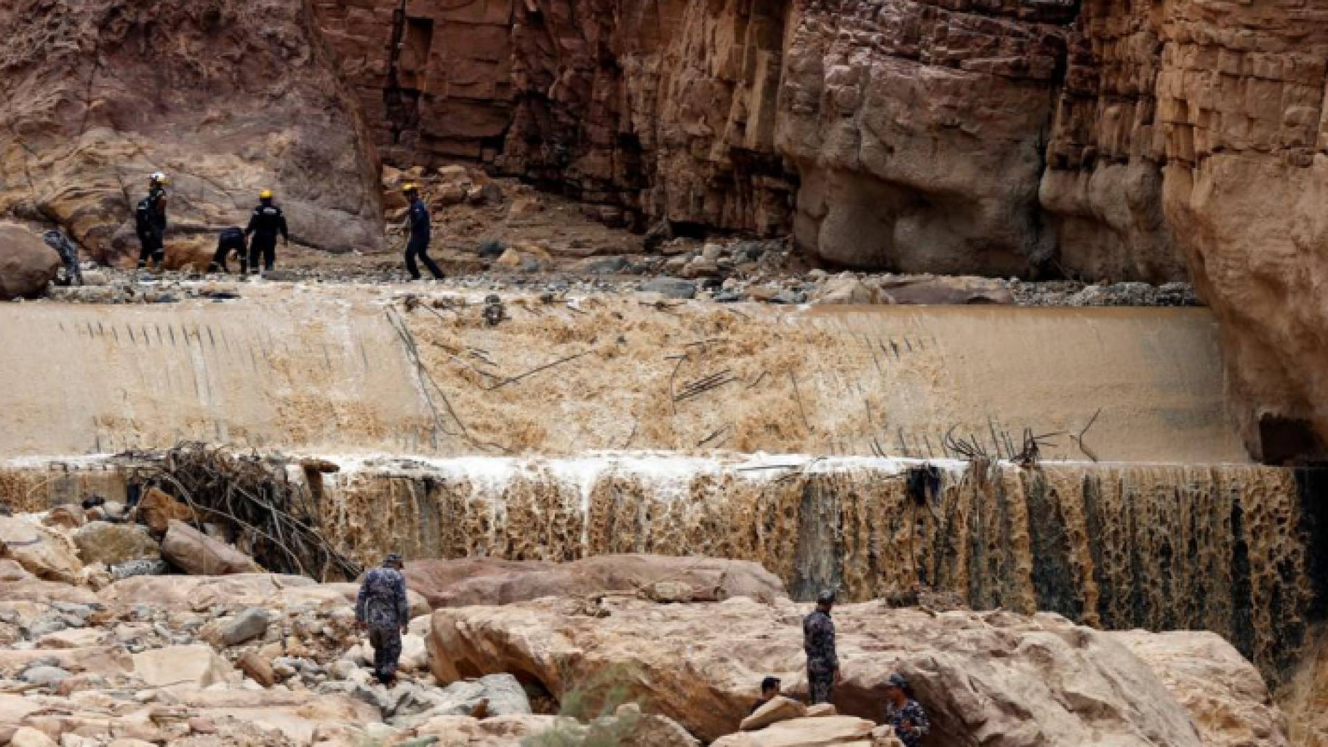جانب من عميات البحث عن المفقودين في حادثة البحر الميت