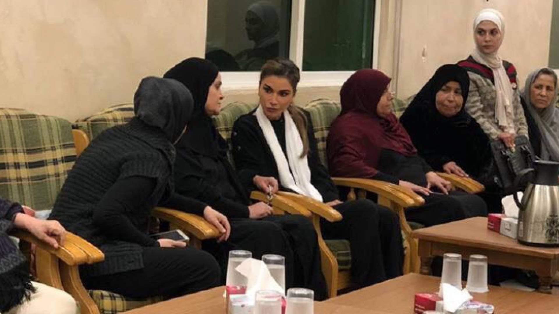 جلالة الملكة رانيا العبد الله تزور عددا من بيوت عزاء أهالي ضحايا البحر الميت، الجمعة.