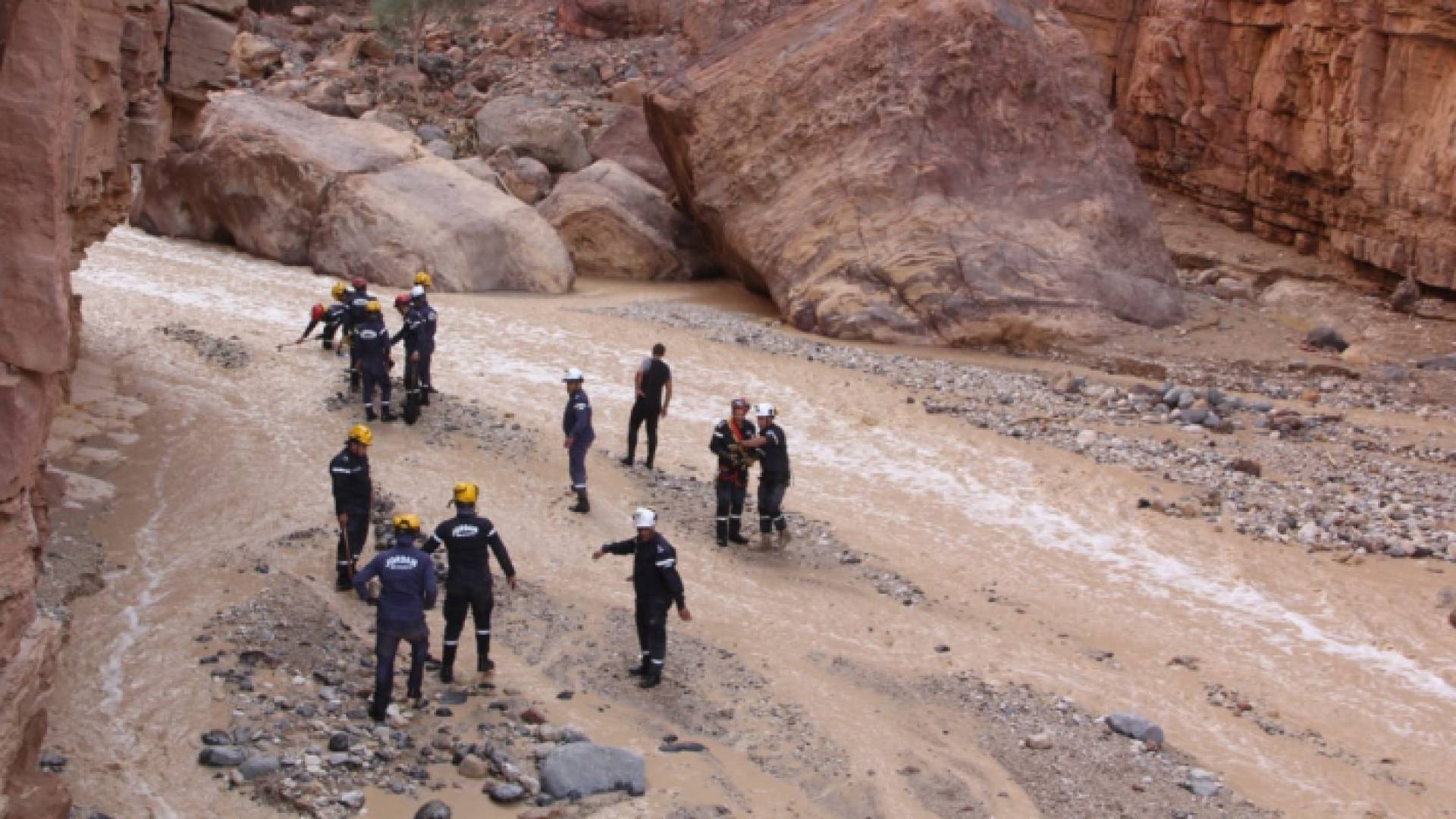 فرق الدفاع المجني تبحث عن ضحايا حادثة البحر الميت
