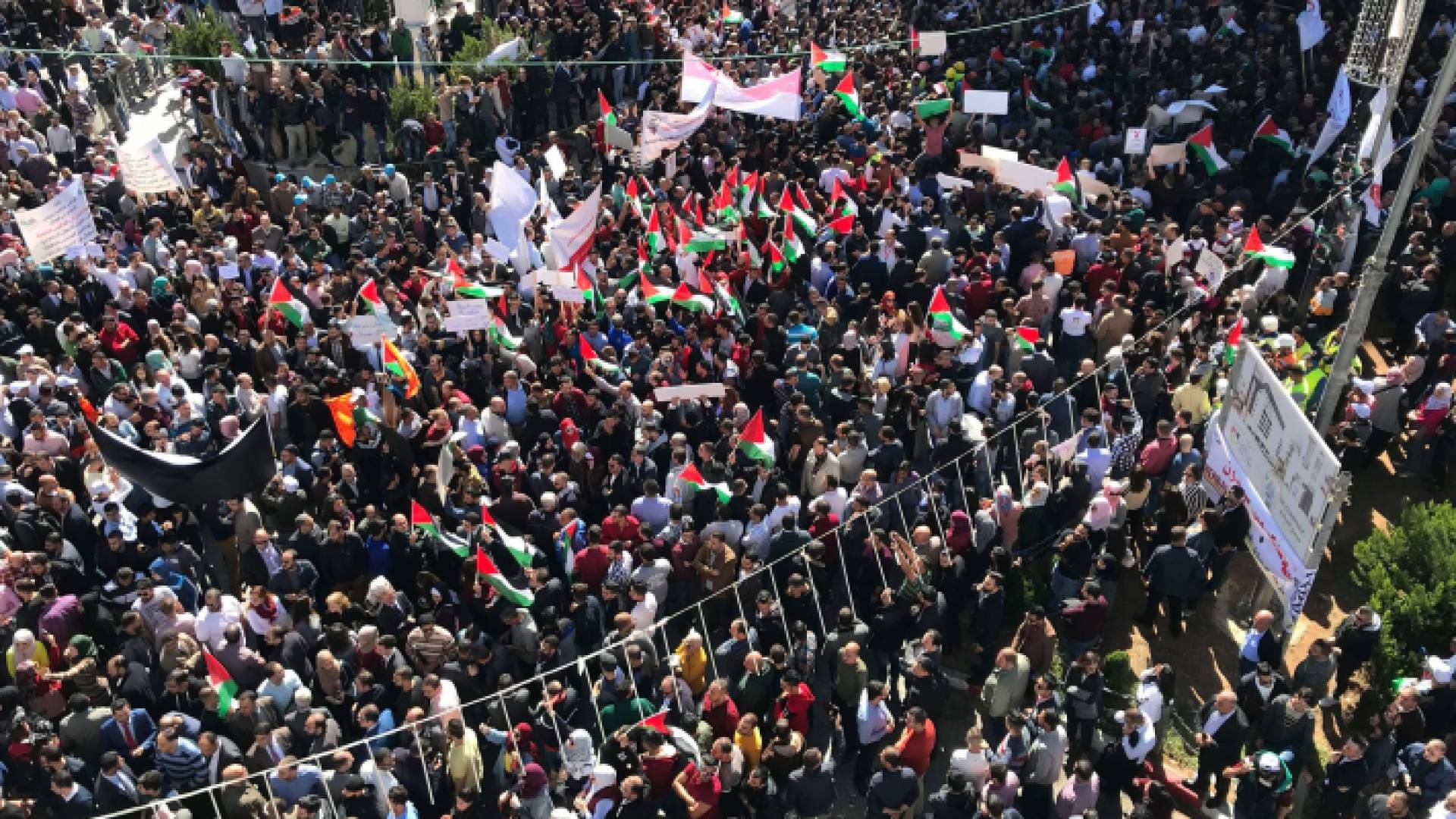 الأف الفلسطينيين يتظاهرون ضد قانون الضمان في رام الله