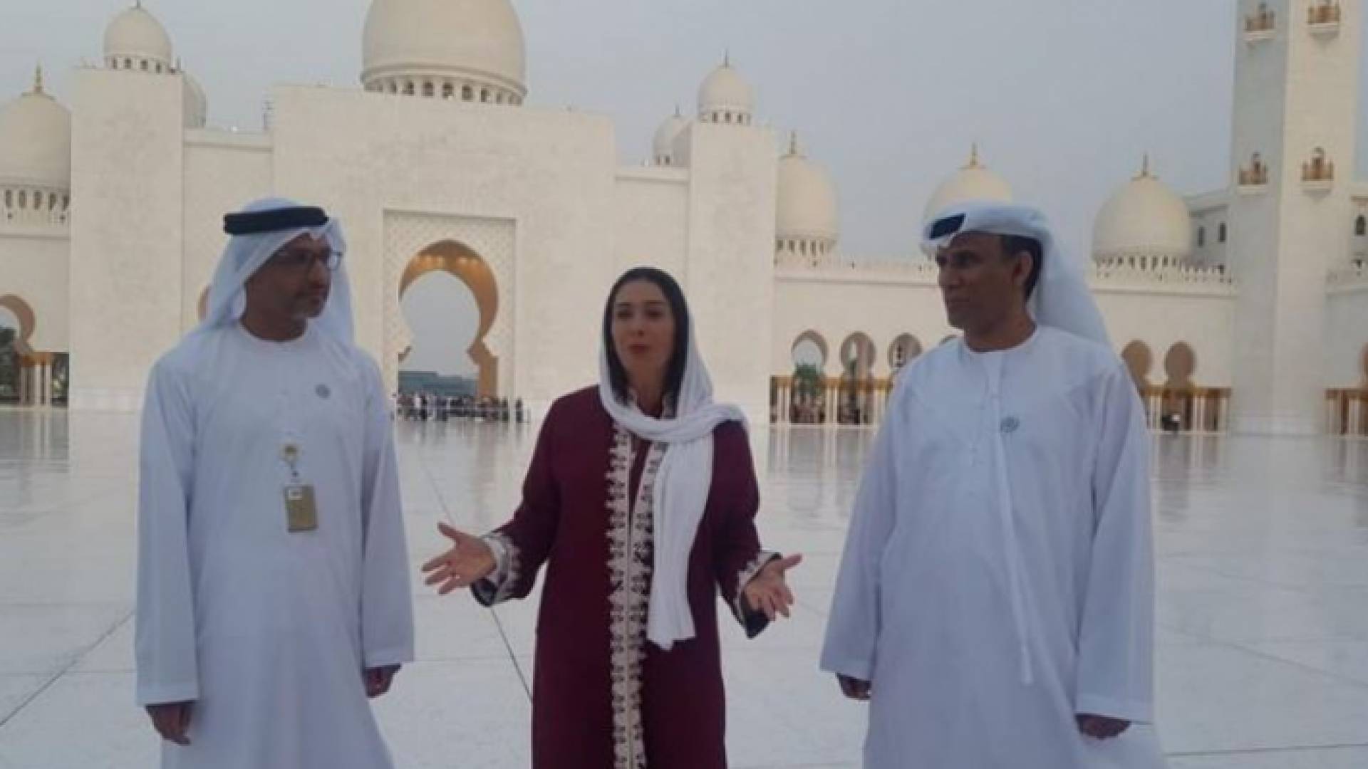 وزيرة الاحتلال ميري ريجيف خلال زيارتها للجامع الكبير في أبوظبي