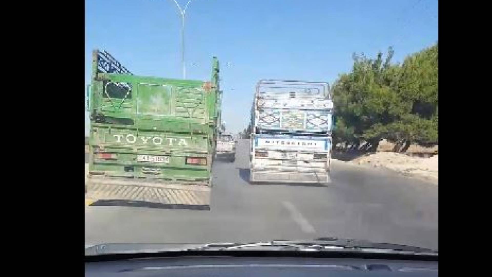 سائقا "ديانا" يستهتران بحياة الاخرين على الطريق العام