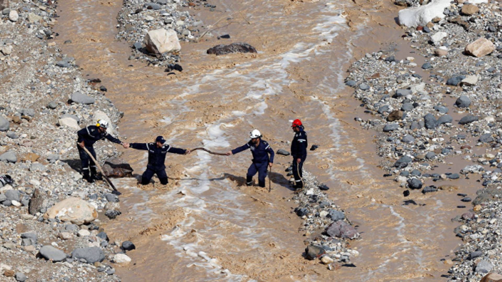 فرق الدفاع المدني اثناء البحث عن مفقودين بالبحر الميت