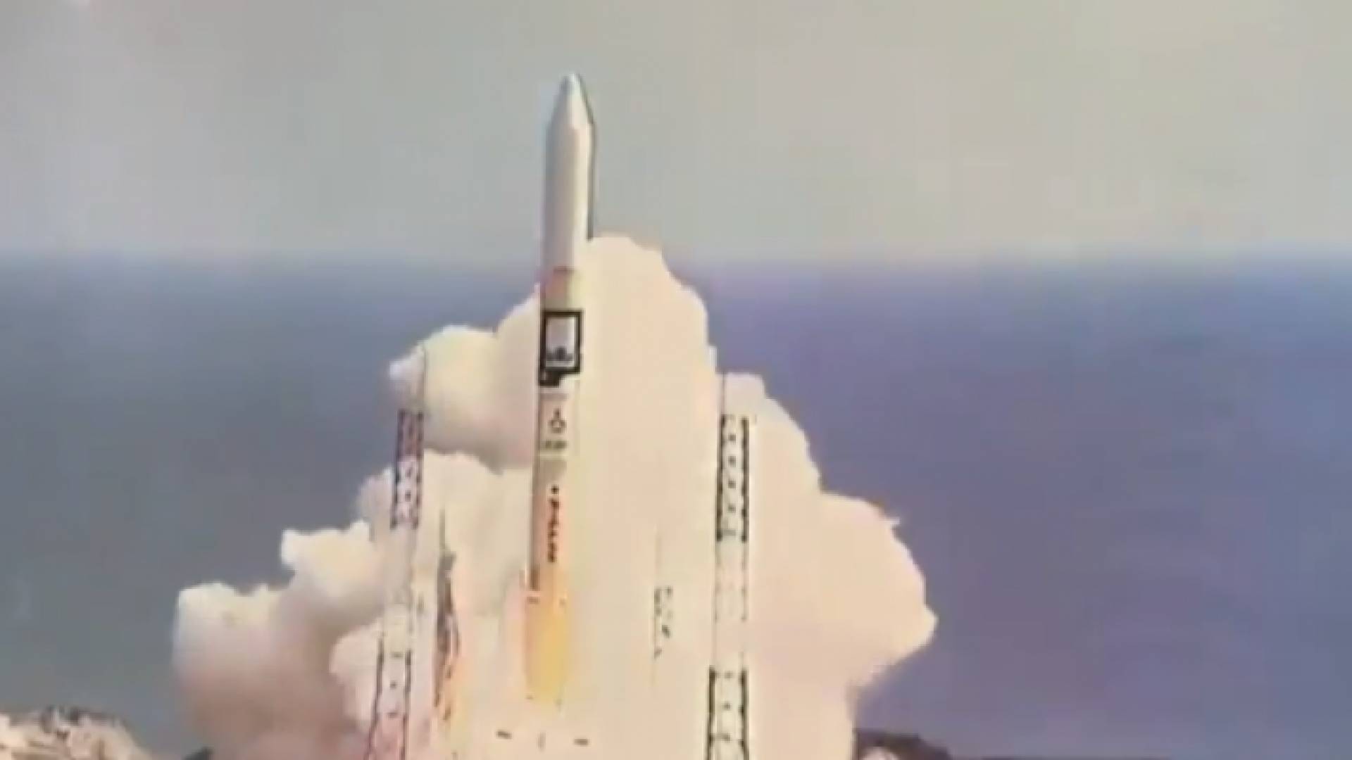 لحظة إطلاق الصاروخ الذي يحمل القمر الصناعي "خليفة سات"