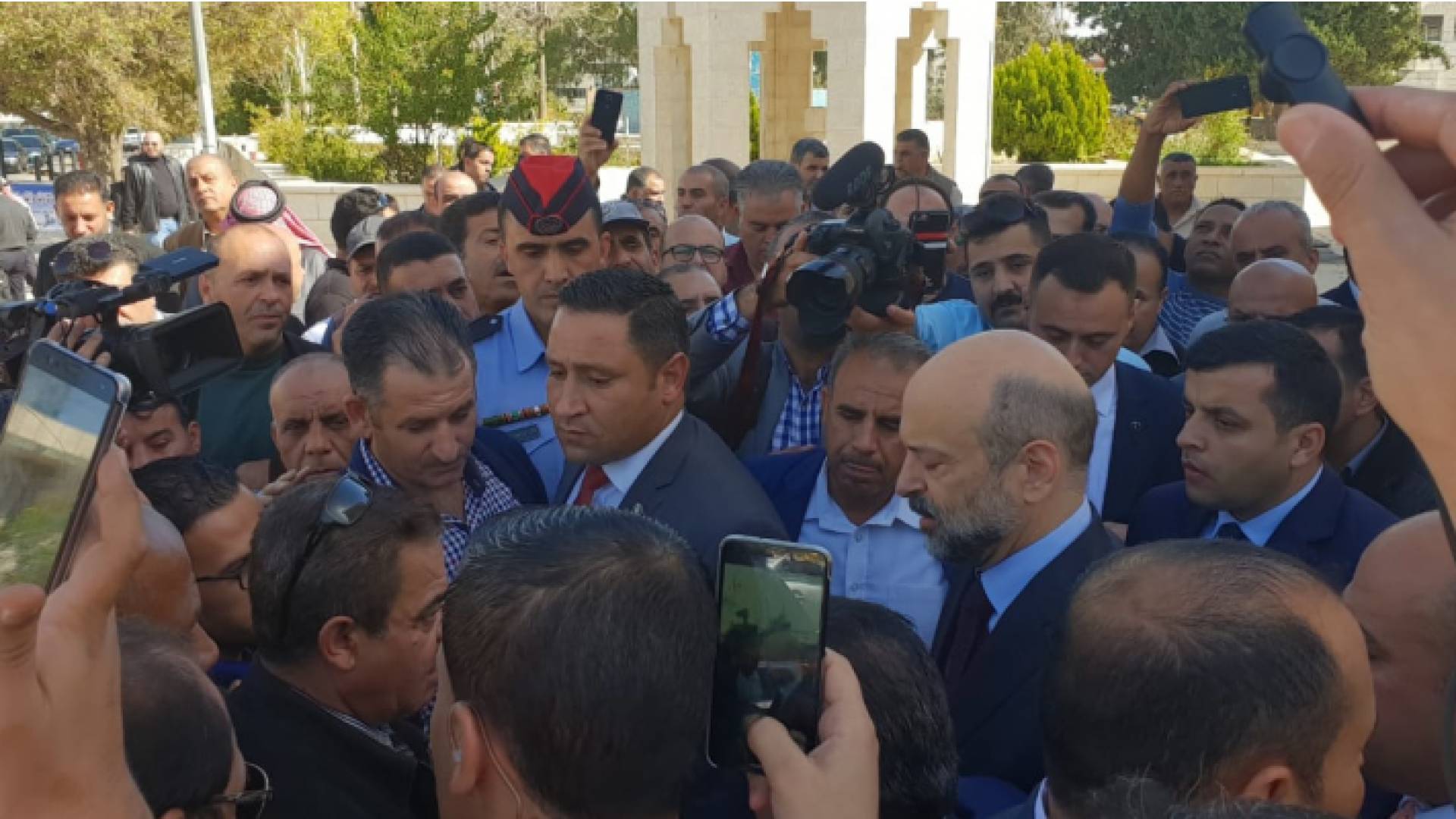 الرزاز يلتقي متقاعدي الأمن العام المعتصمين أمام مجلس النواب