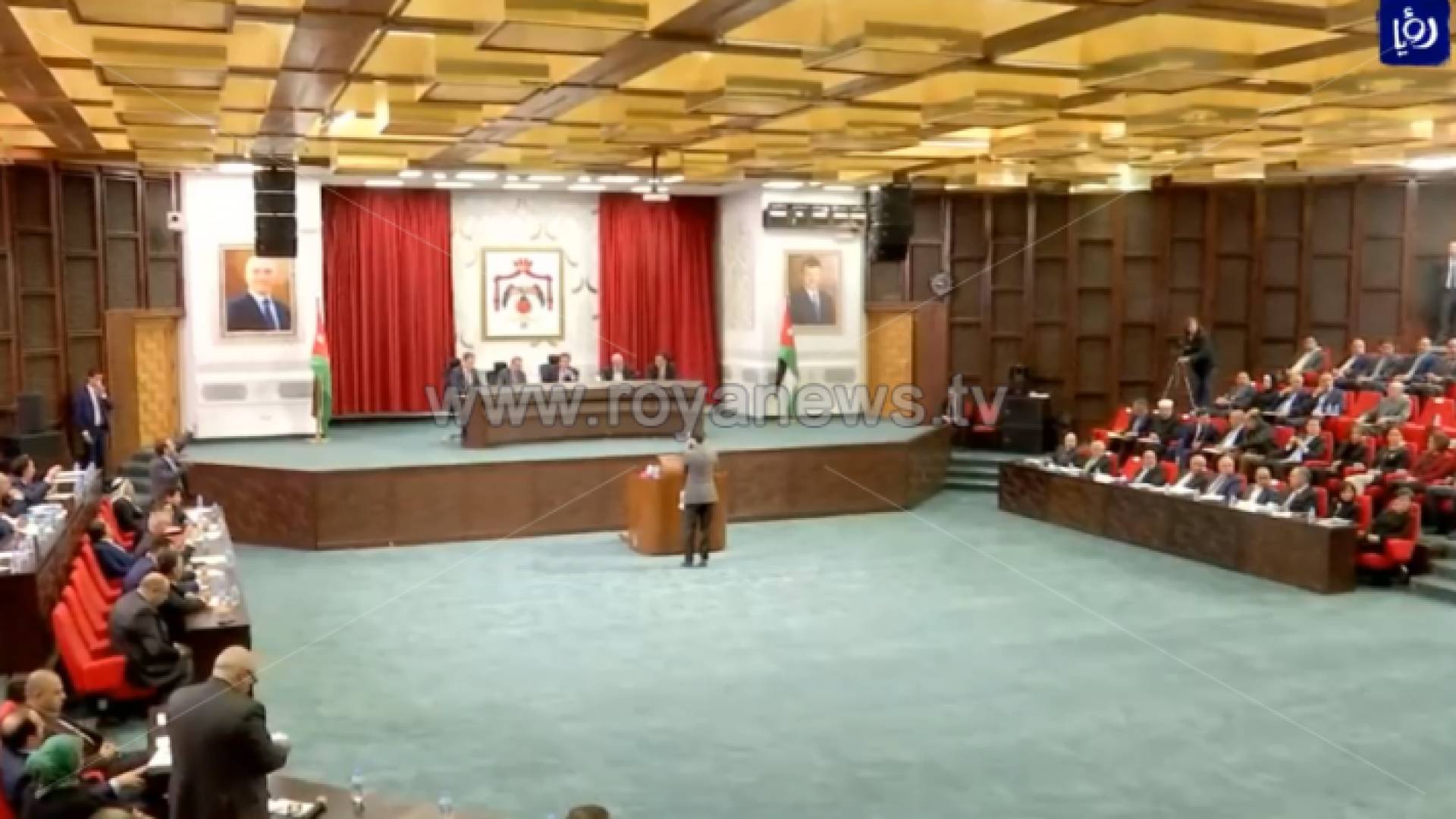 الصورة من الجلسة