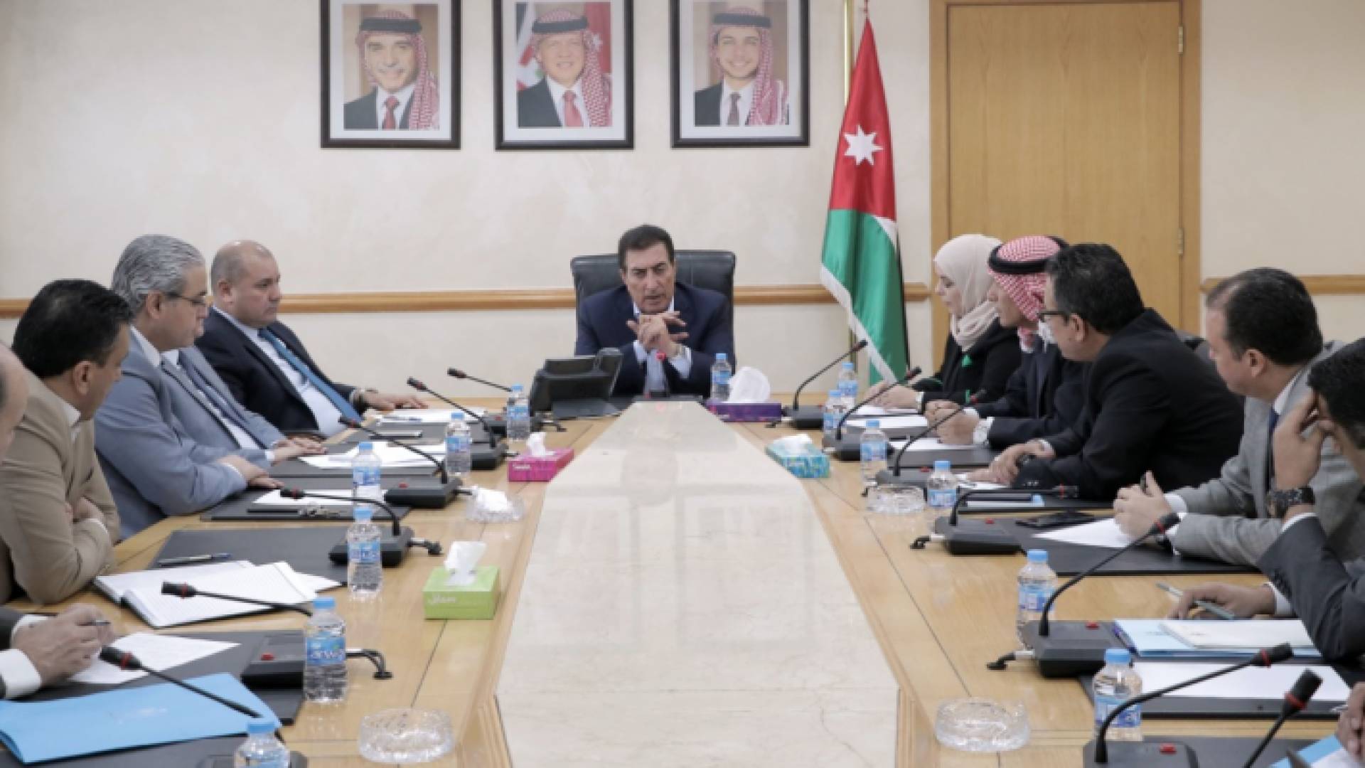 اجتماع اللجنة برئيس مجلس النواب المهندس عاطف الطراونة