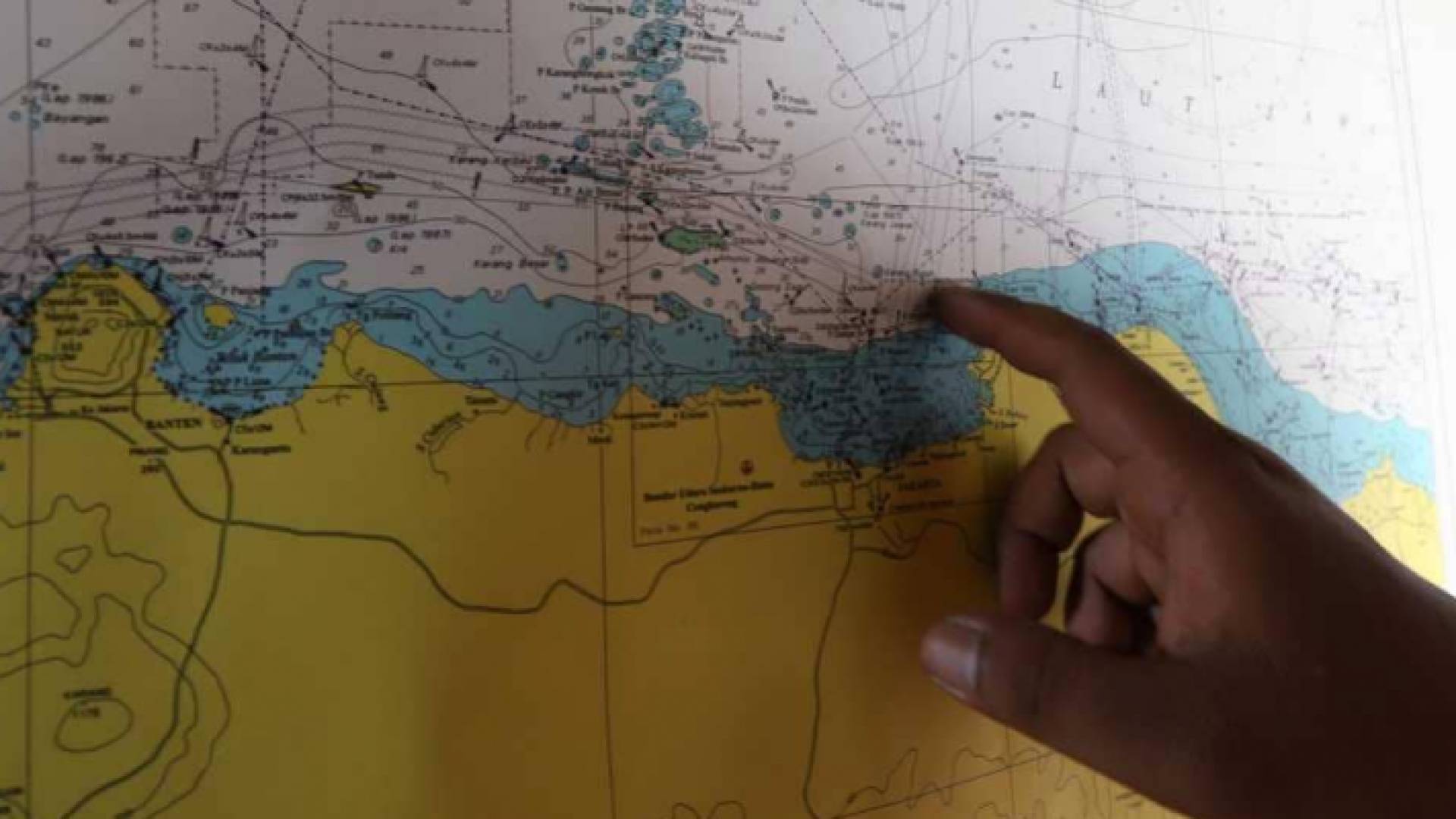 يشير إلى موقع تحطم الطائرة