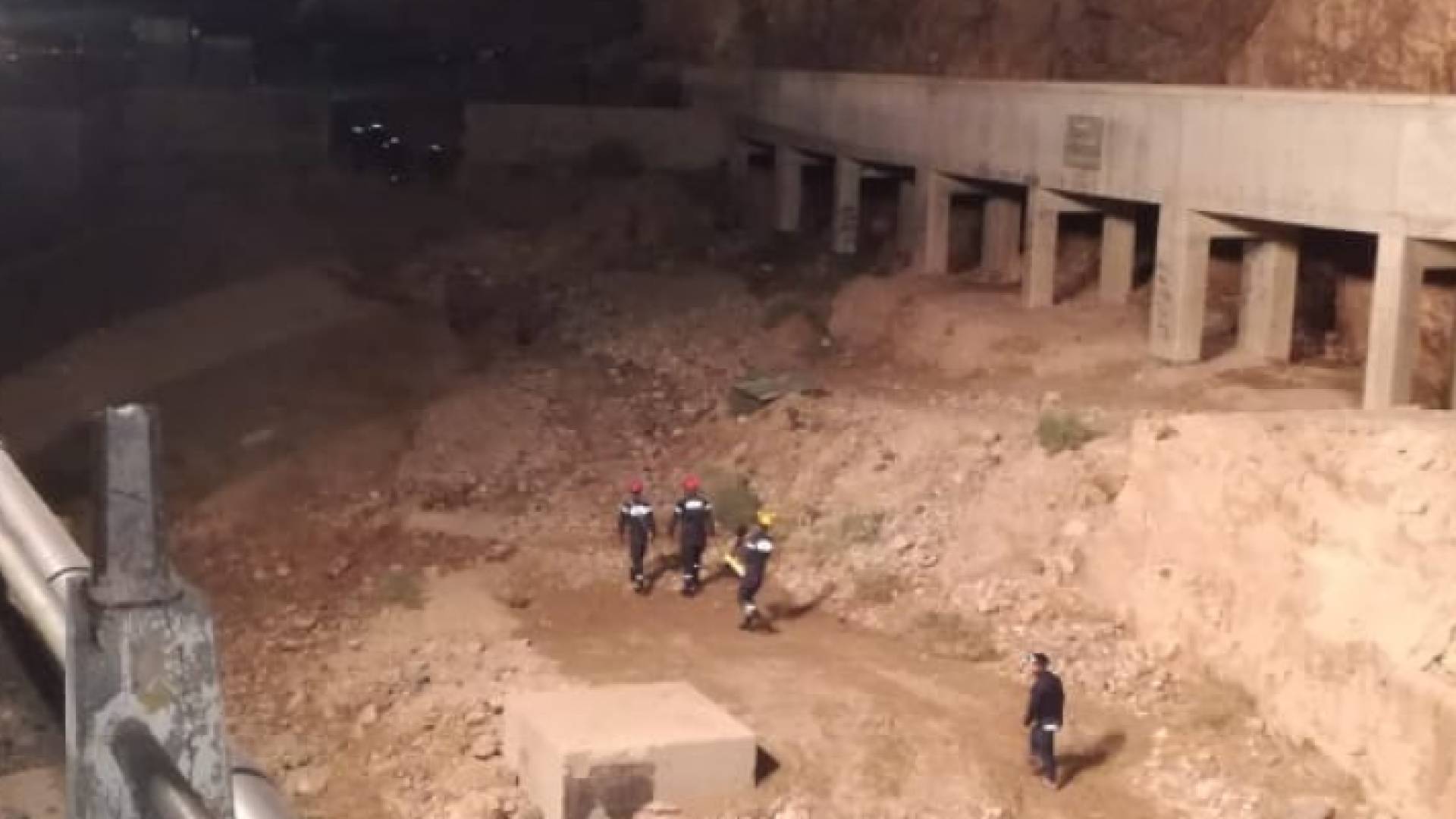 كوادر الدفاع المدني تبحث عن ضحايا حادثة البحر الميت